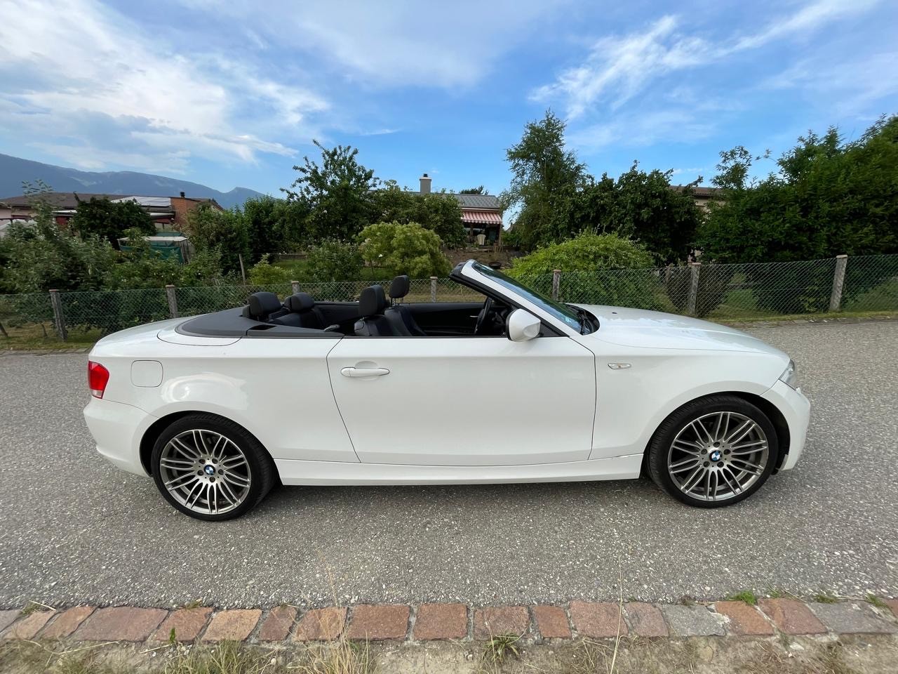 BMW 118i Cabrio-image-3