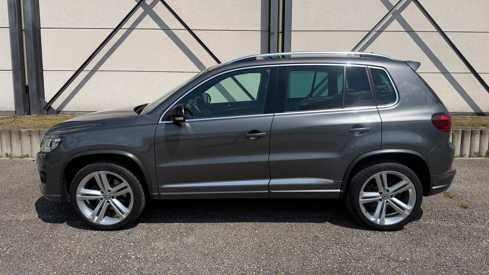 VW Tiguan 2.0 TSI R-Line Design 4Motion DSG-image-3
