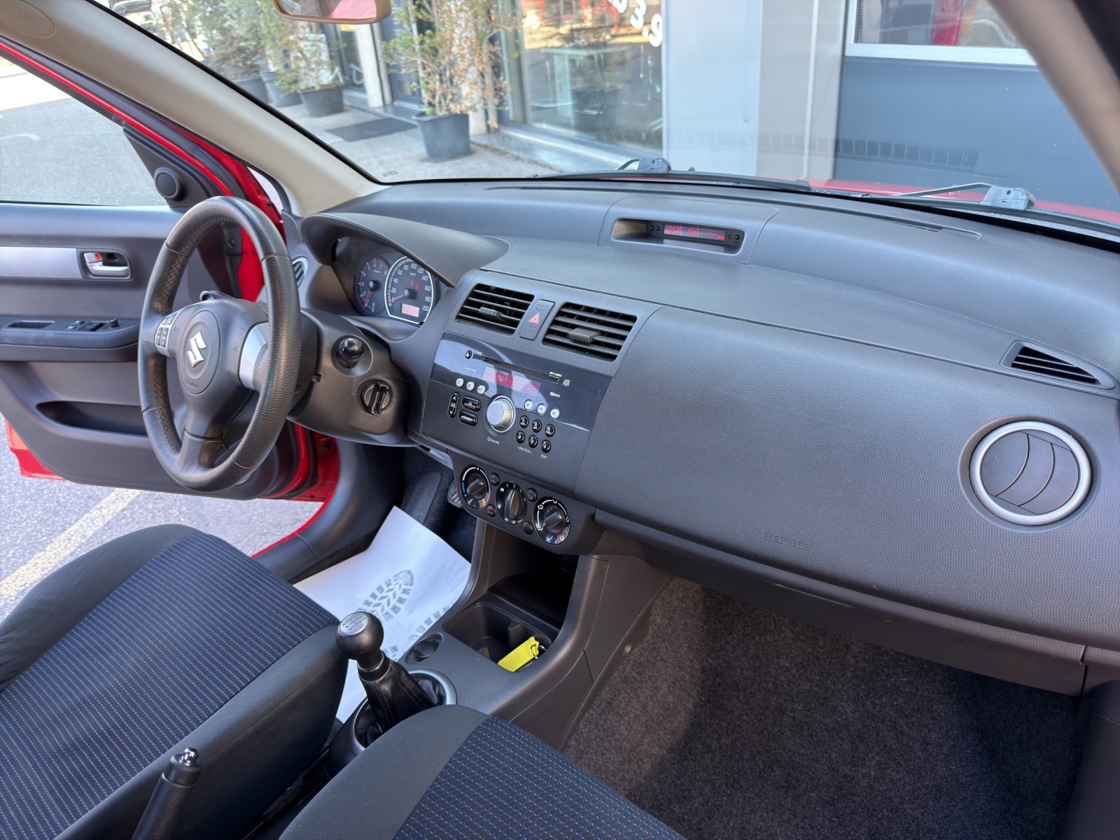 SUZUKI Swift 1.3i 16V GL-image-21