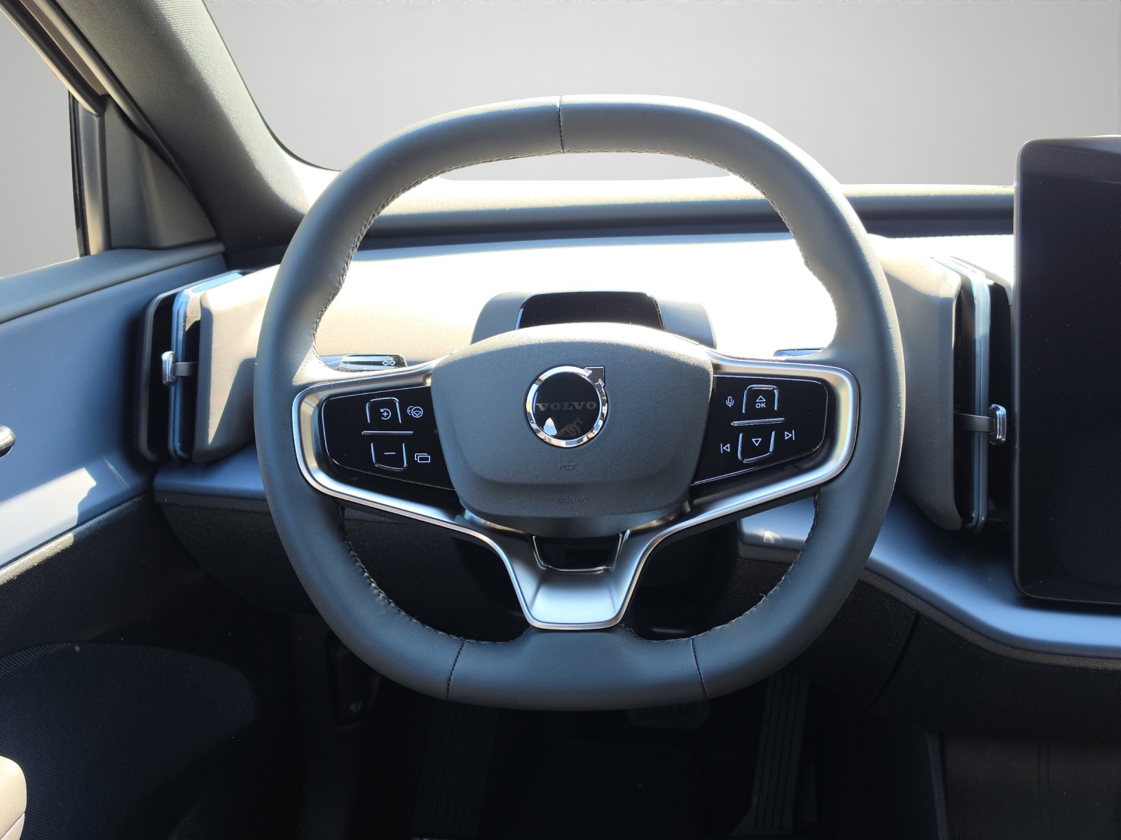 VOLVO EX30 Cross Country P8 69 kWh AWD Plus-image-10
