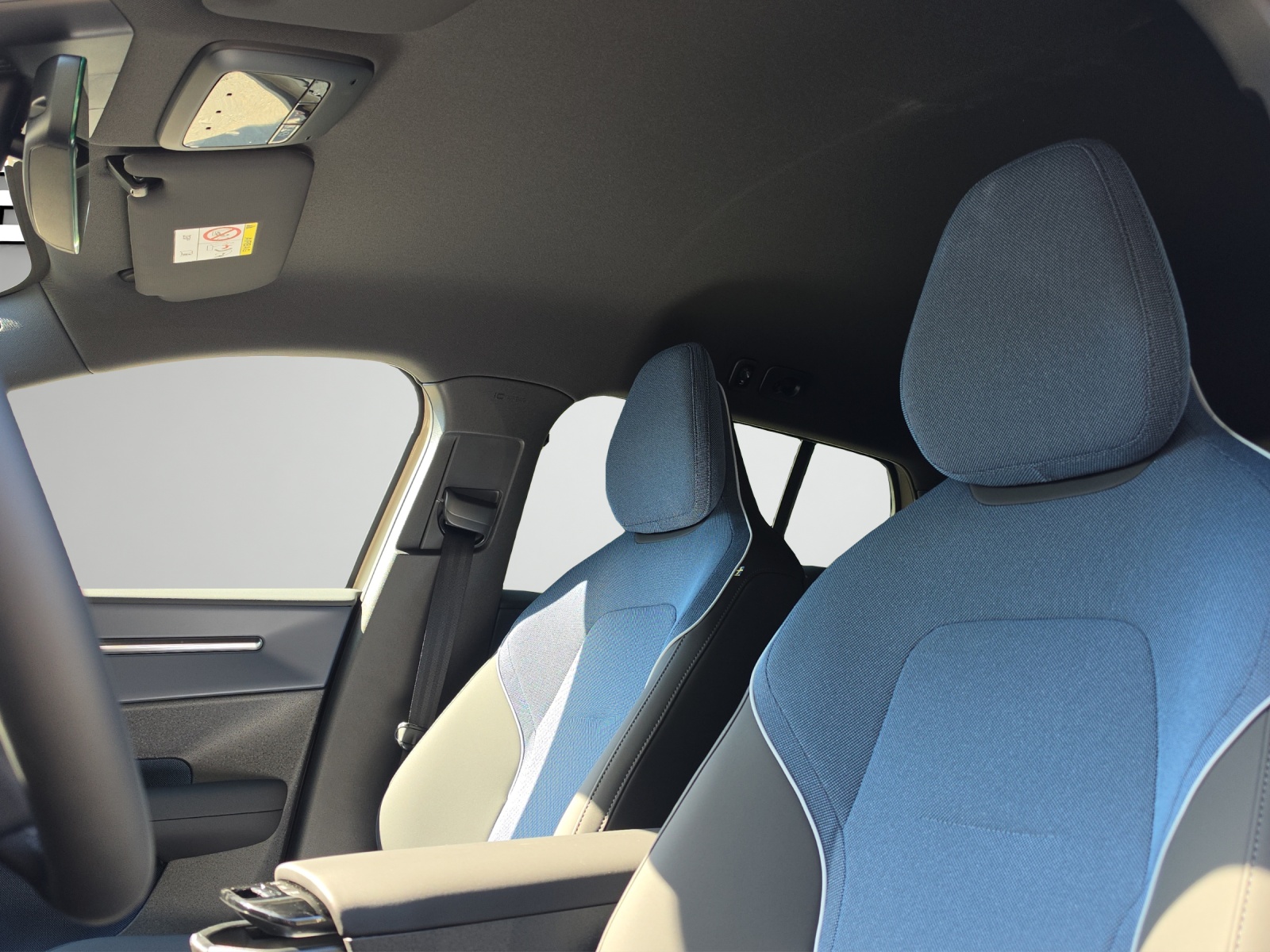 VOLVO EX30 Cross Country P8 69 kWh AWD Plus-image-15