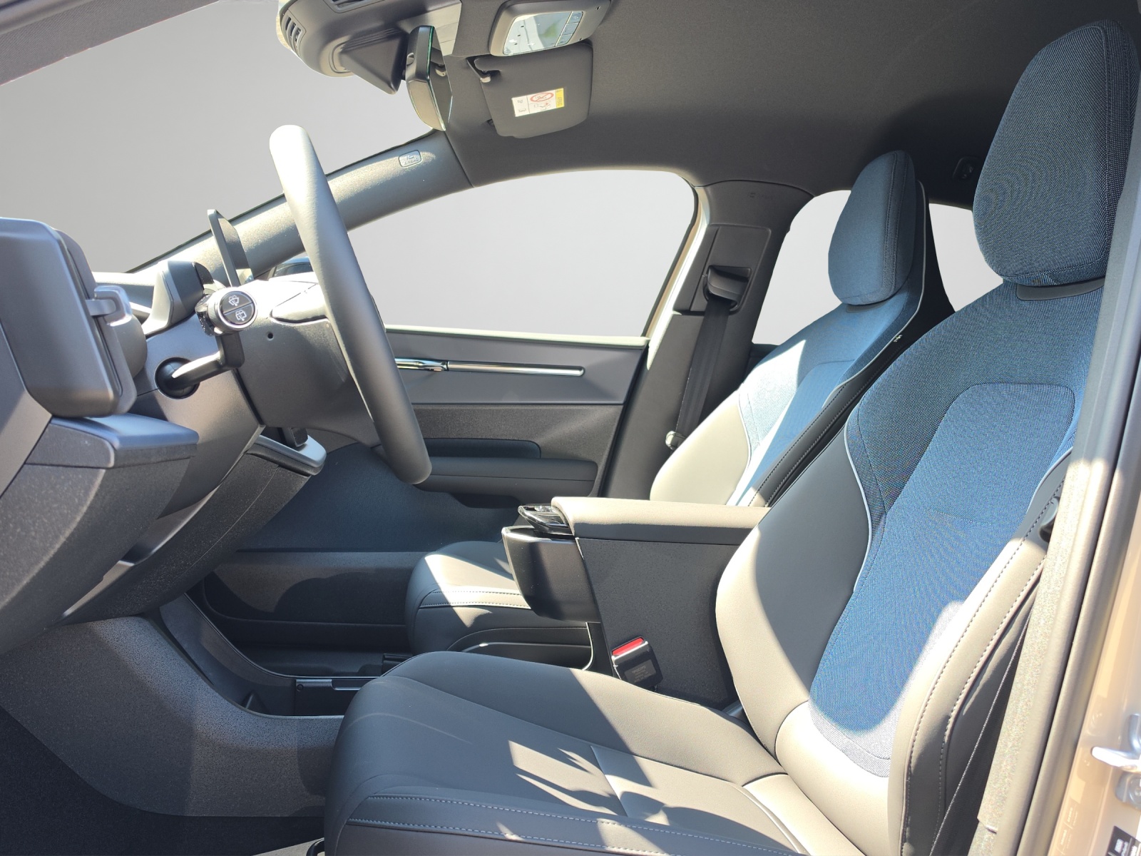 VOLVO EX30 Cross Country P8 69 kWh AWD Plus-image-8