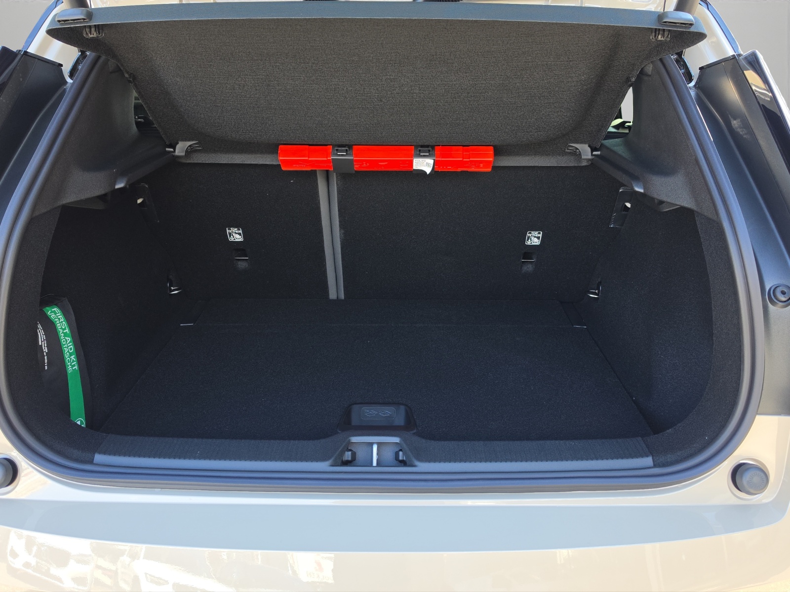 VOLVO EX30 Cross Country P8 69 kWh AWD Plus-image-16