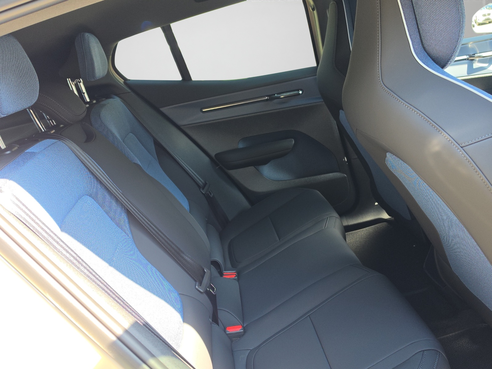 VOLVO EX30 Cross Country P8 69 kWh AWD Plus-image-14