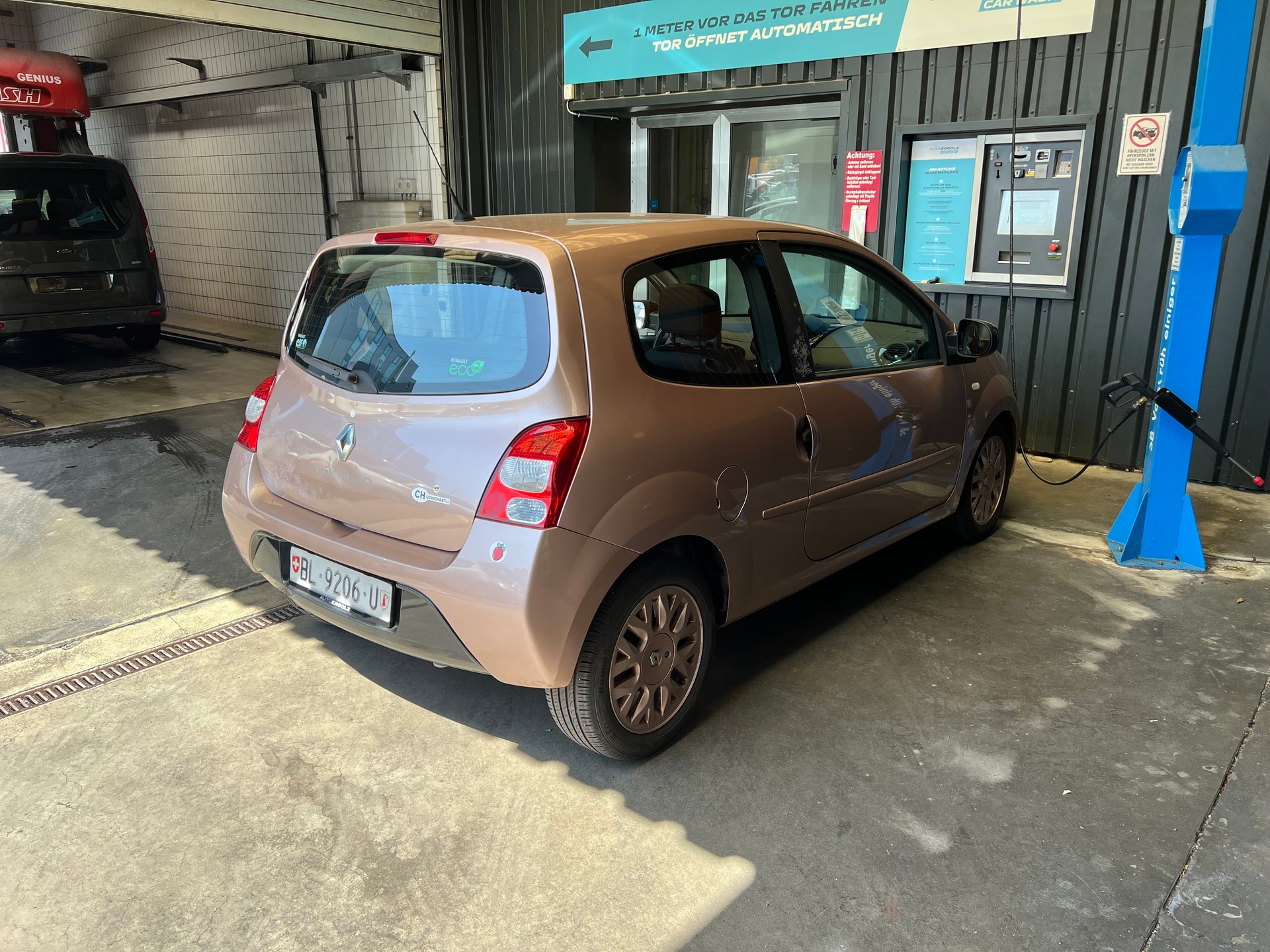 RENAULT Twingo 1.2 16V Miss Sixty-image-3