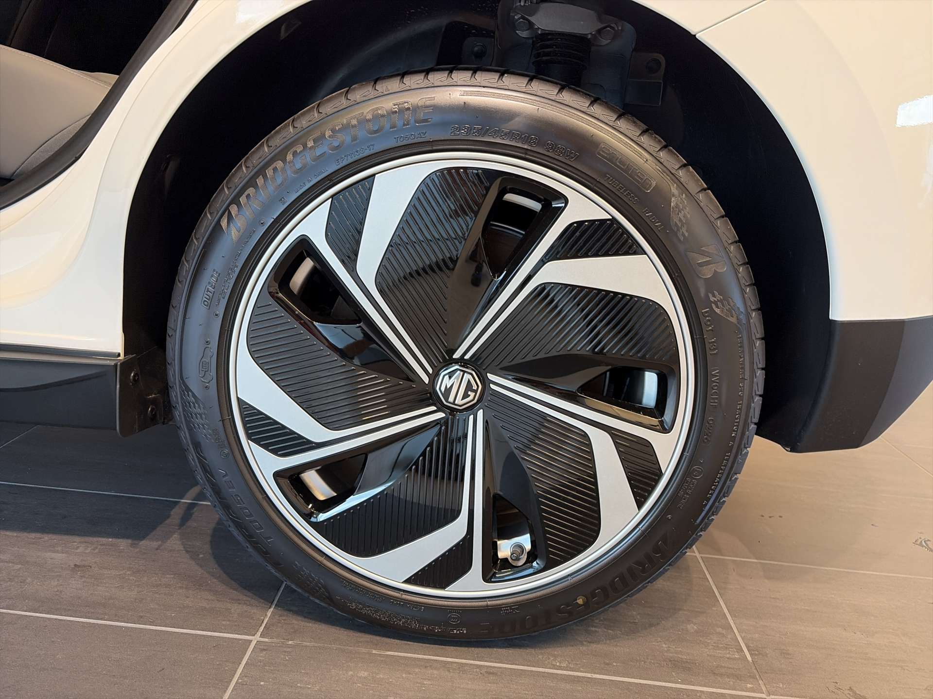 MG 4 EV 64kWh Premium Facelift Automat-image-8