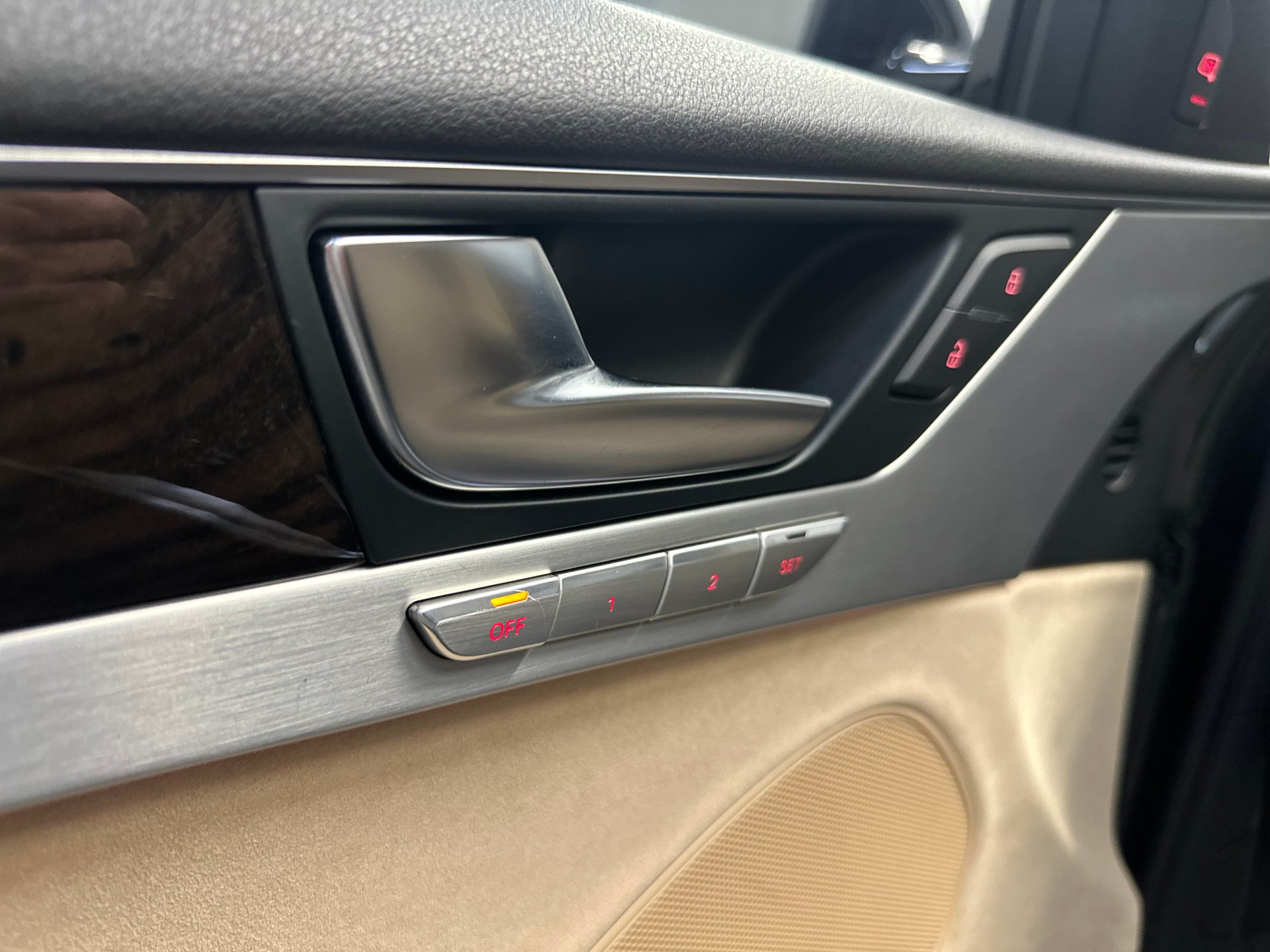 AUDI A8 3.0 TDI quattro tiptronic-image-25