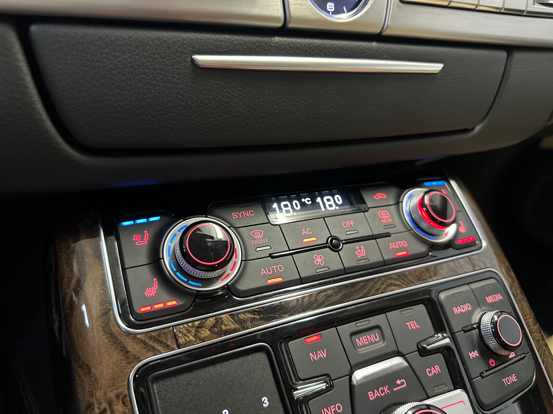 AUDI A8 3.0 TDI quattro tiptronic-image-17
