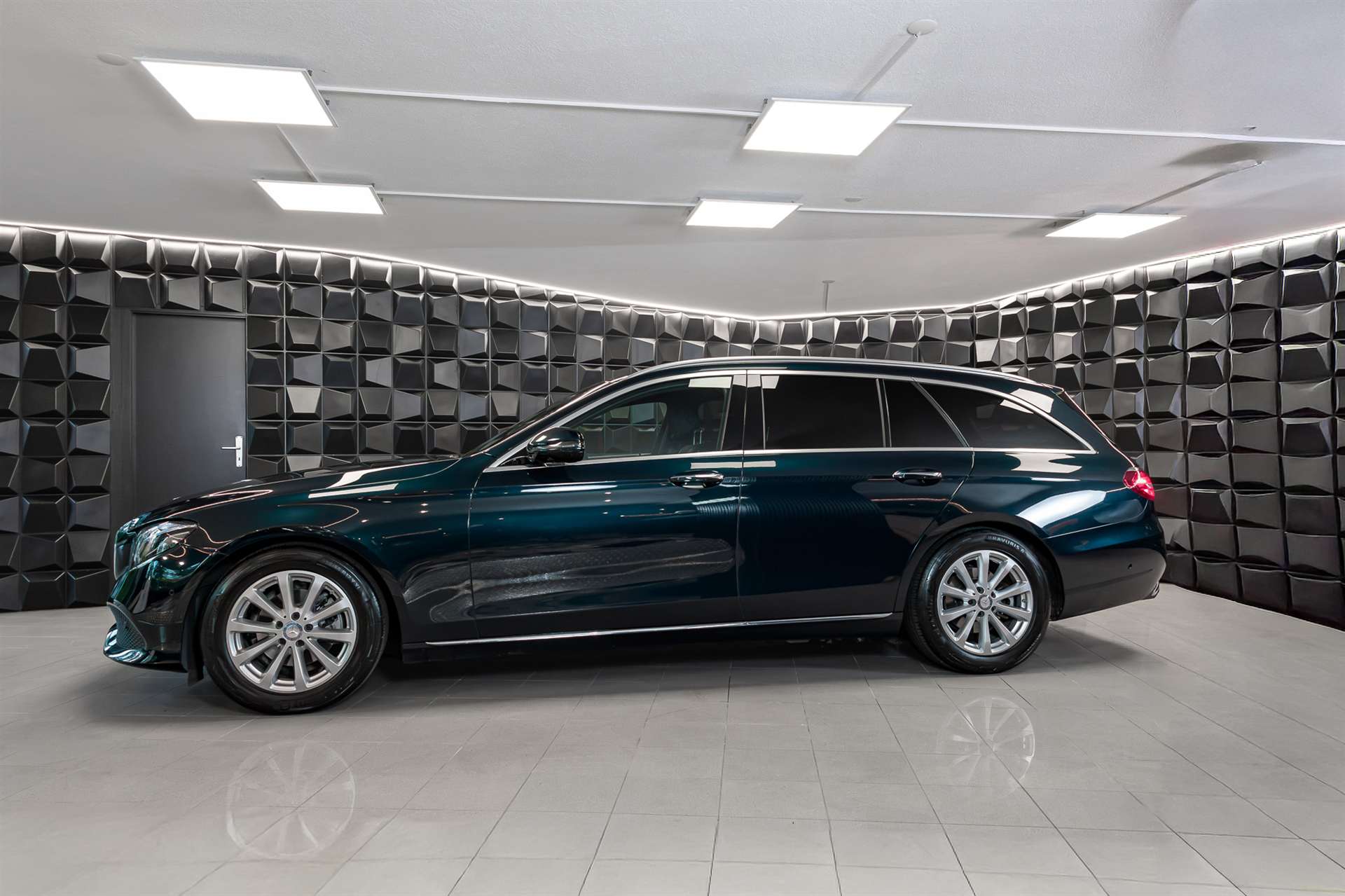 MERCEDES-BENZ E 220 d Avantgarde 9G-Tronic-image-1