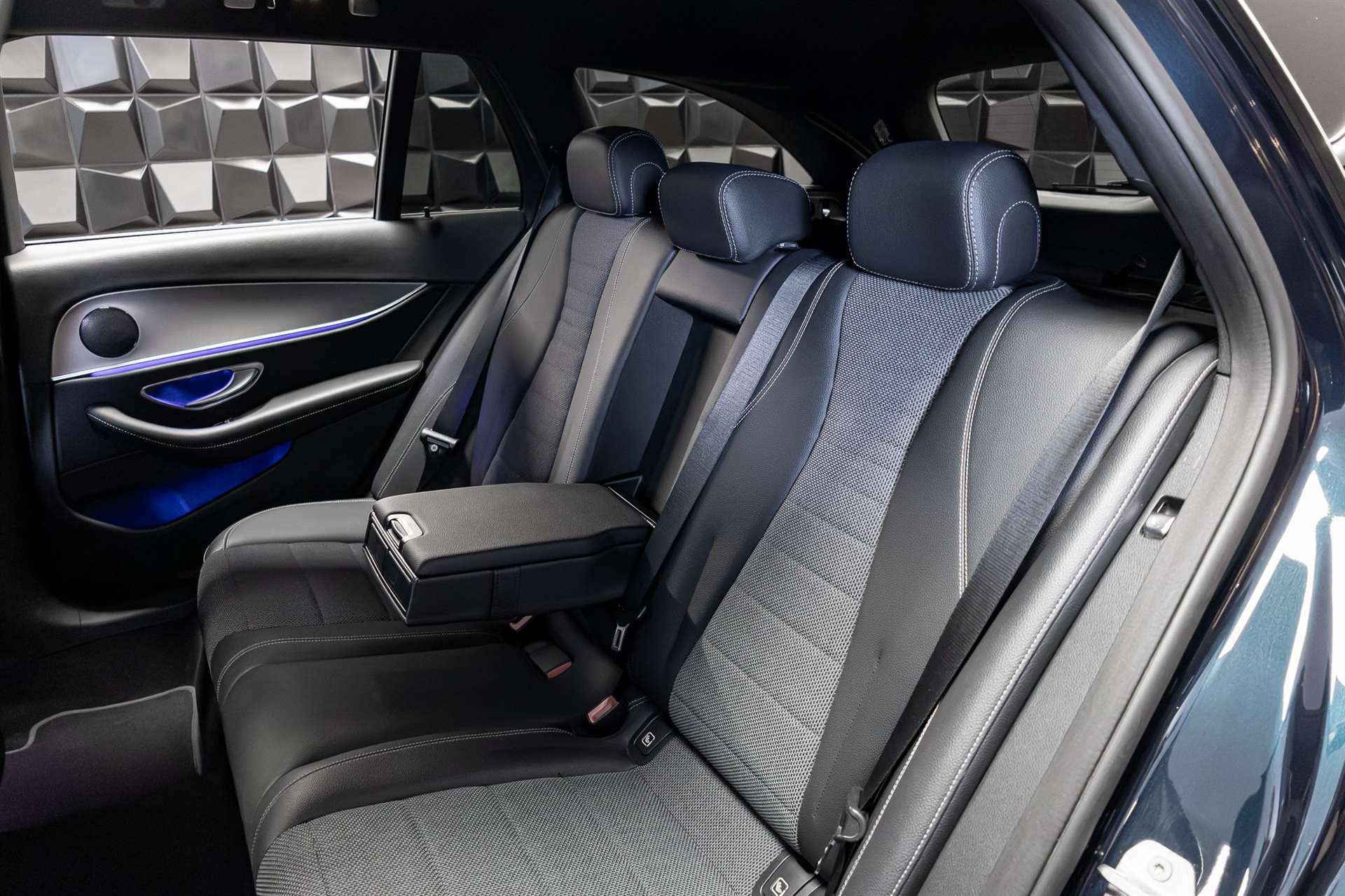 MERCEDES-BENZ E 220 d Avantgarde 9G-Tronic-image-23