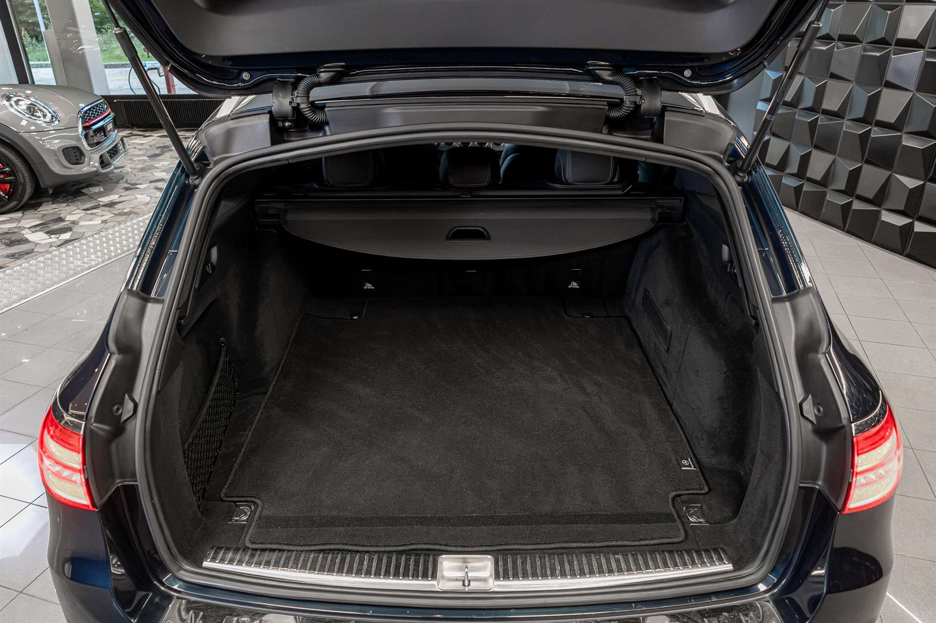 MERCEDES-BENZ E 220 d Avantgarde 9G-Tronic-image-24