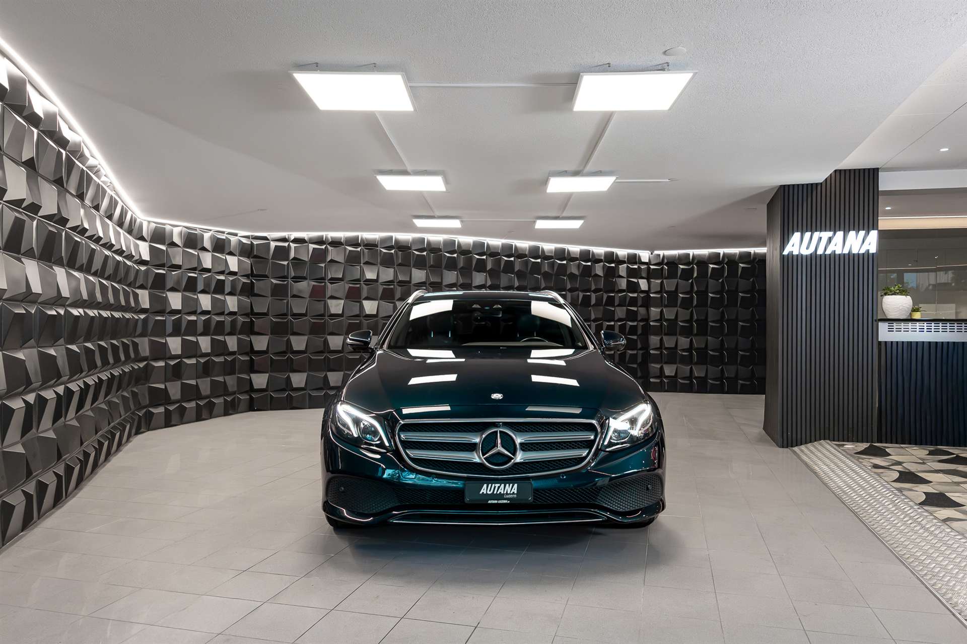 MERCEDES-BENZ E 220 d Avantgarde 9G-Tronic-image-3