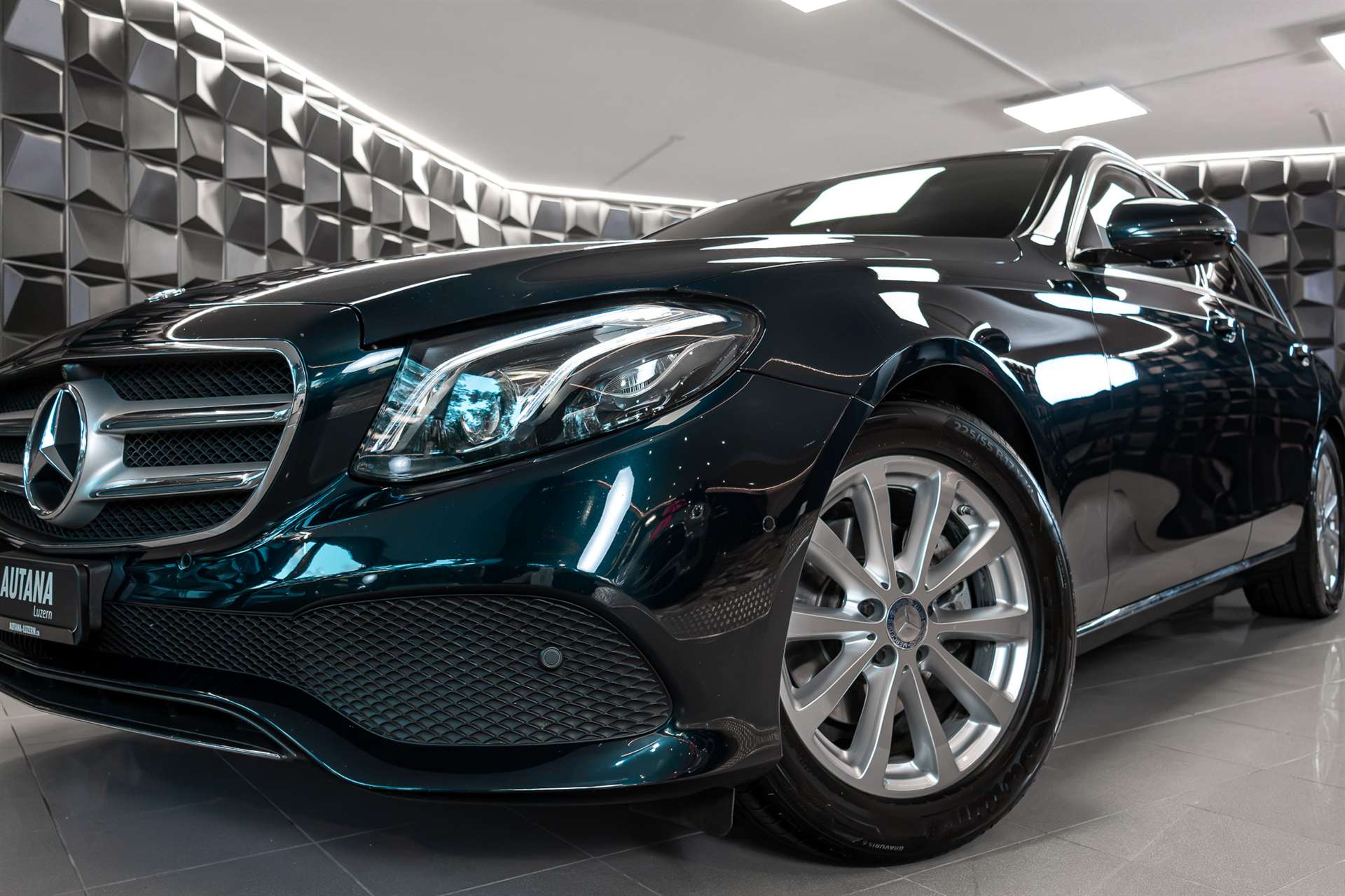 MERCEDES-BENZ E 220 d Avantgarde 9G-Tronic-image-25