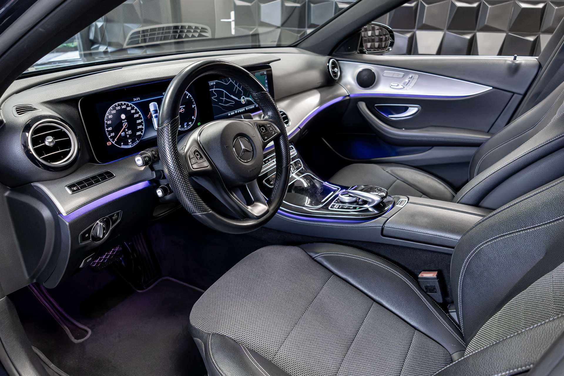 MERCEDES-BENZ E 220 d Avantgarde 9G-Tronic-image-12