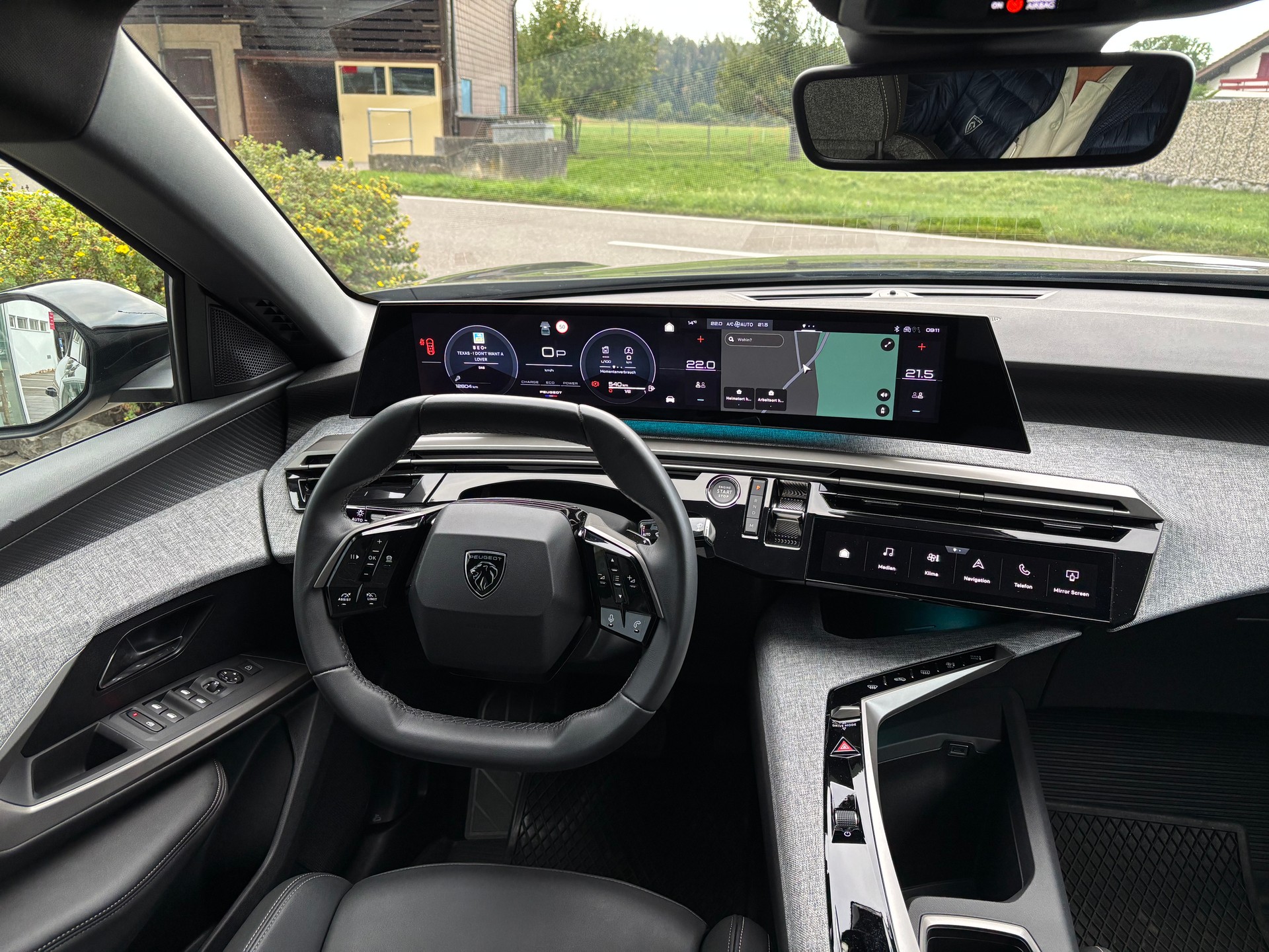 PEUGEOT 5008 Allure Hybrid 145 e-DSC6-image-9