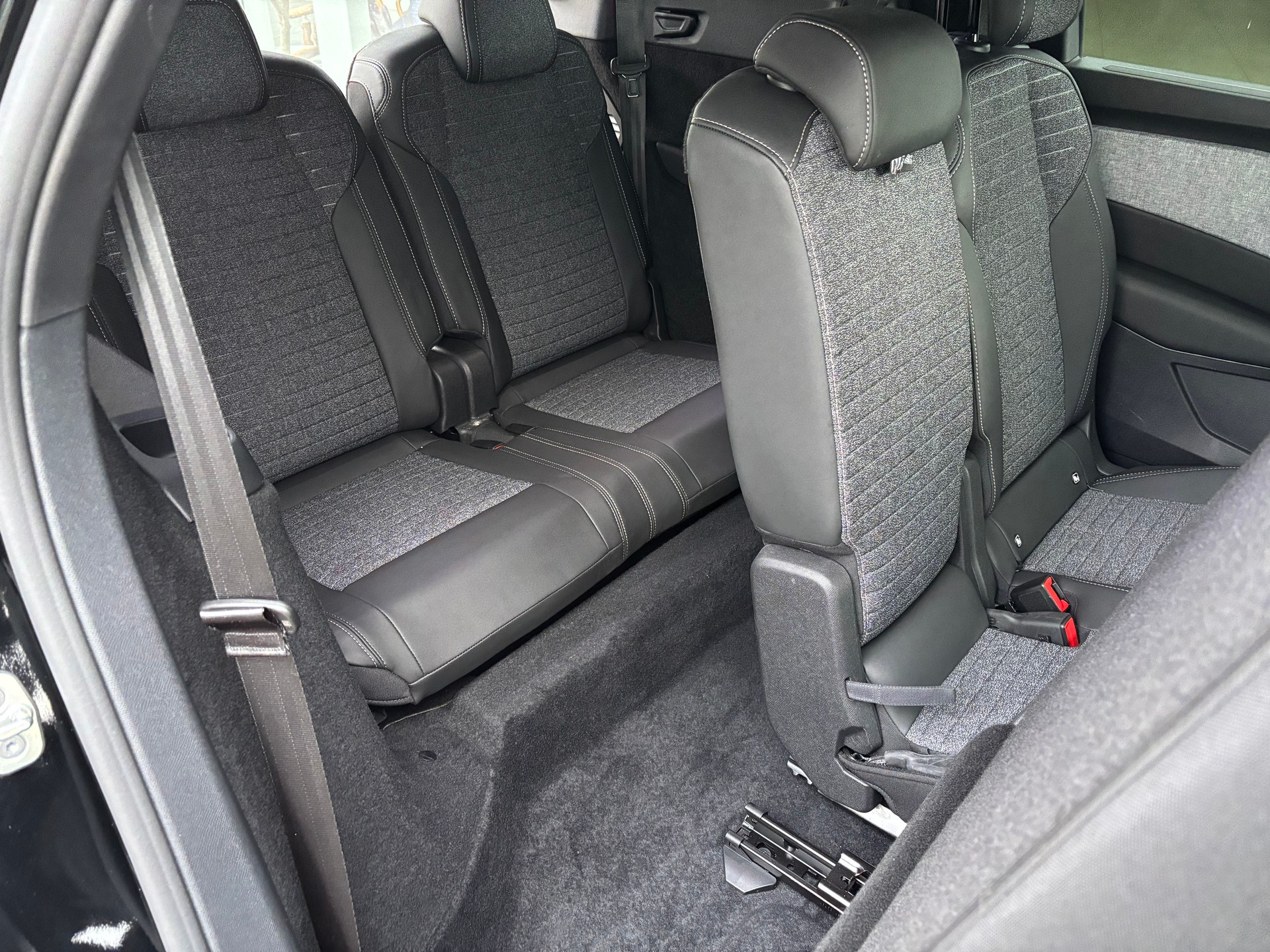PEUGEOT 5008 Allure Hybrid 145 e-DSC6-image-7