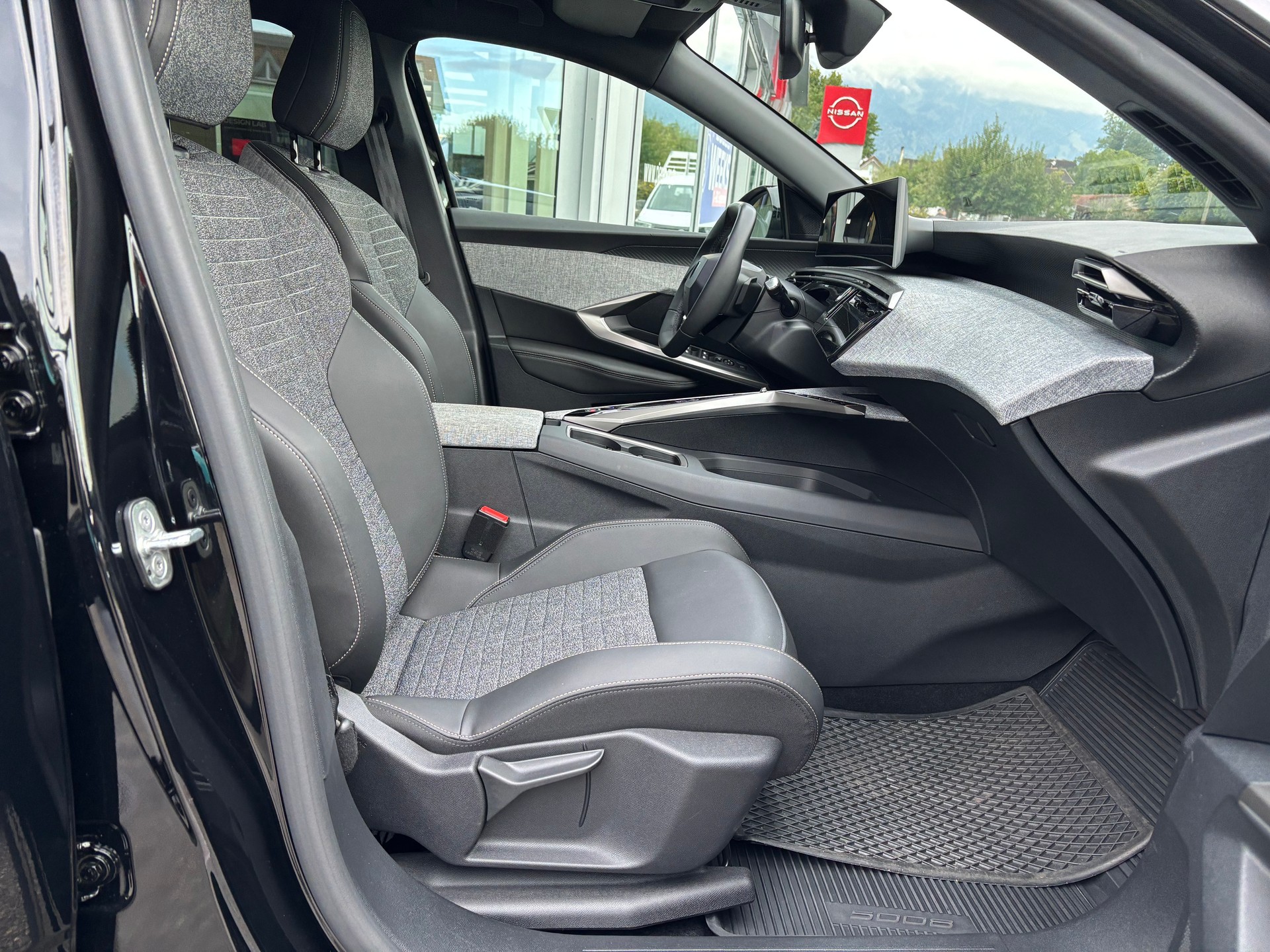 PEUGEOT 5008 Allure Hybrid 145 e-DSC6-image-8