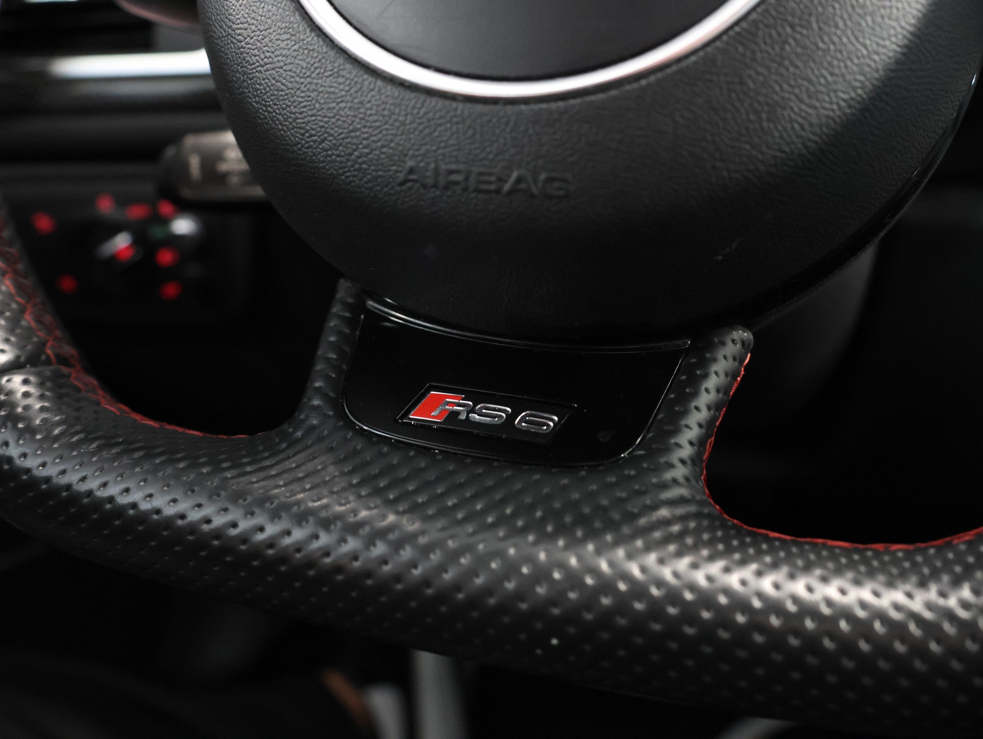 AUDI RS6 Avant 4.0 TFSI V8 performance quattro *DESIGN-PAKET CARBON*-image-24
