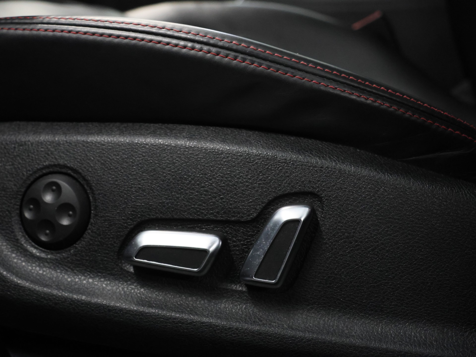 AUDI RS6 Avant 4.0 TFSI V8 performance quattro *DESIGN-PAKET CARBON*-image-15
