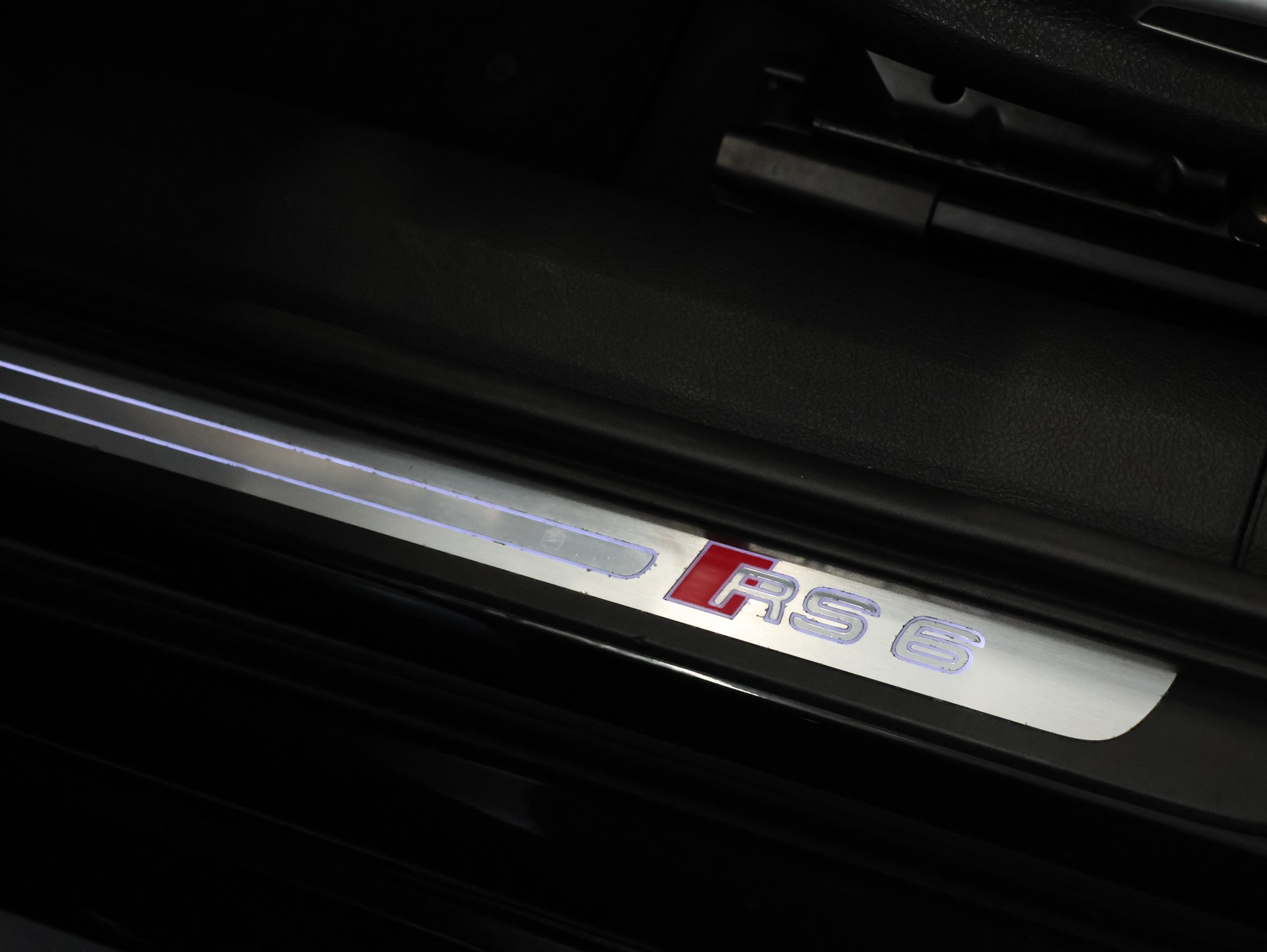 AUDI RS6 Avant 4.0 TFSI V8 performance quattro *DESIGN-PAKET CARBON*-image-14