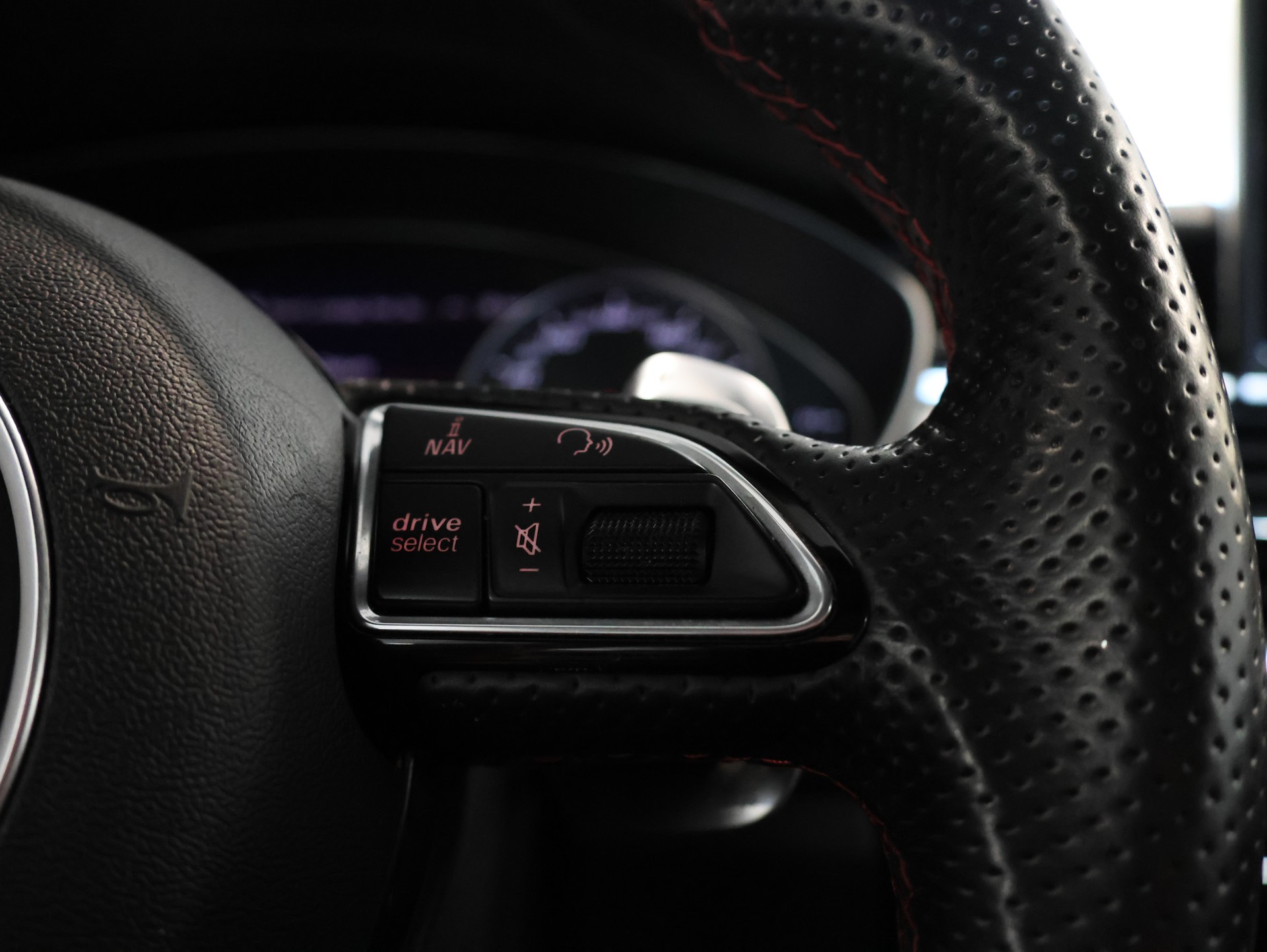 AUDI RS6 Avant 4.0 TFSI V8 performance quattro *DESIGN-PAKET CARBON*-image-22