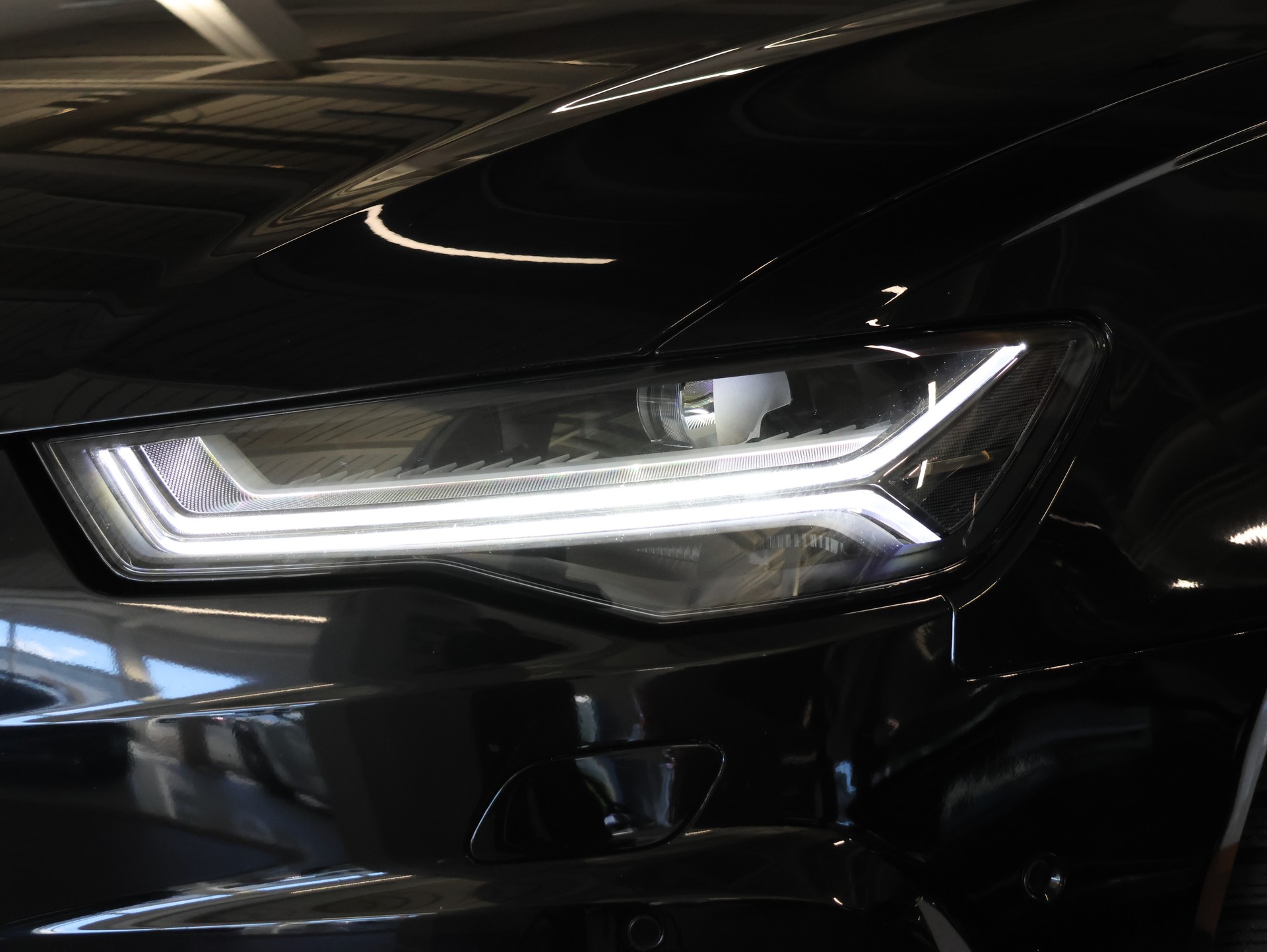 AUDI RS6 Avant 4.0 TFSI V8 performance quattro *DESIGN-PAKET CARBON*-image-4