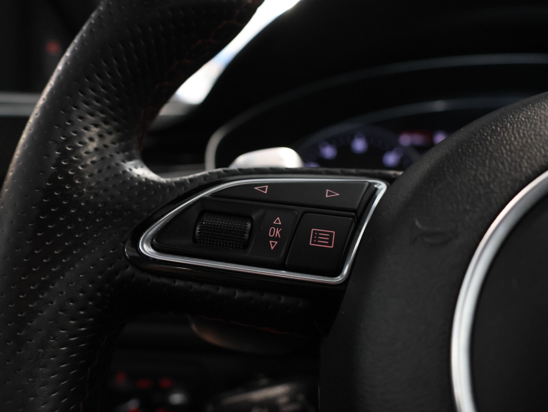 AUDI RS6 Avant 4.0 TFSI V8 performance quattro *DESIGN-PAKET CARBON*-image-23