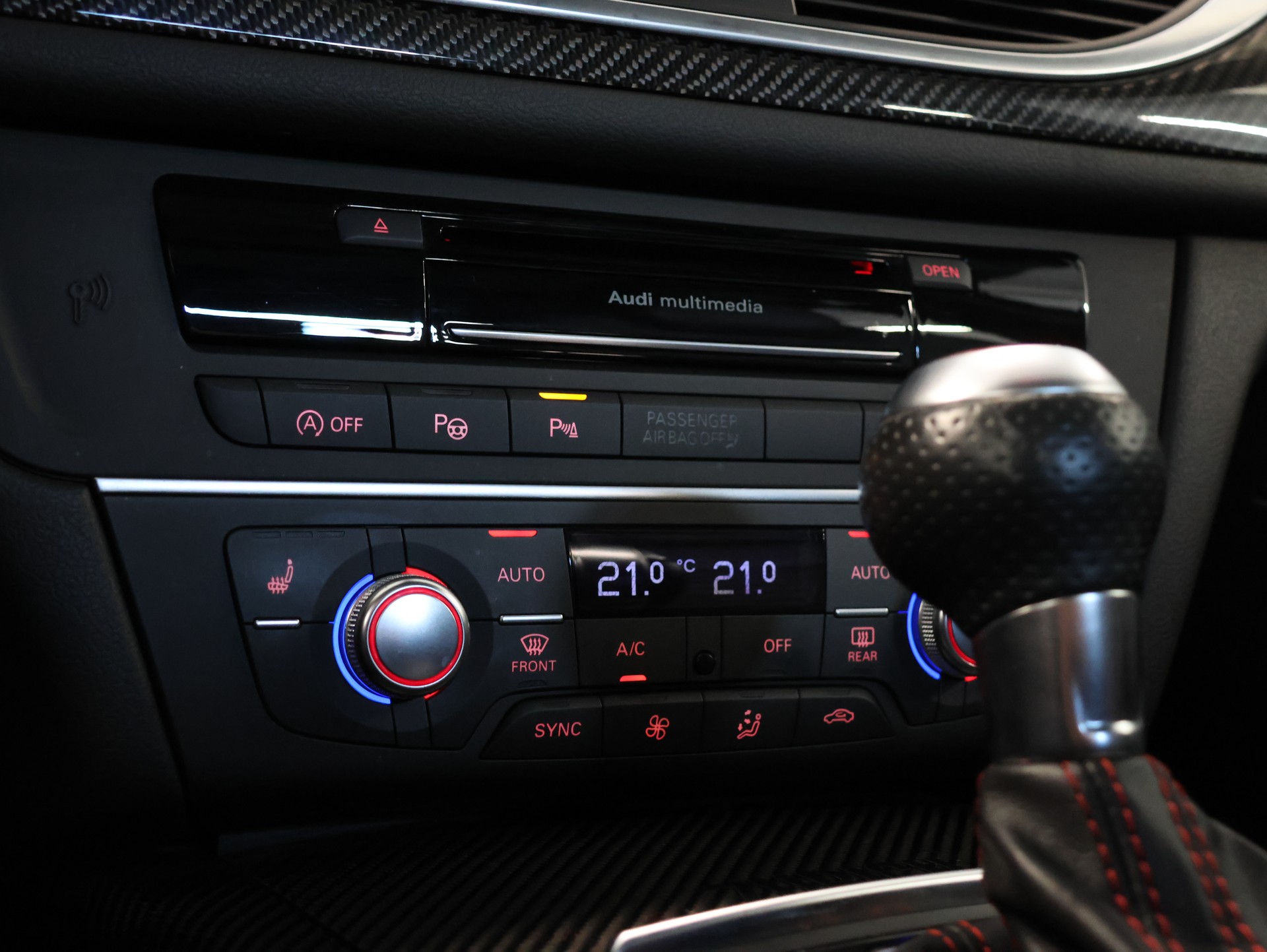 AUDI RS6 Avant 4.0 TFSI V8 performance quattro *DESIGN-PAKET CARBON*-image-27