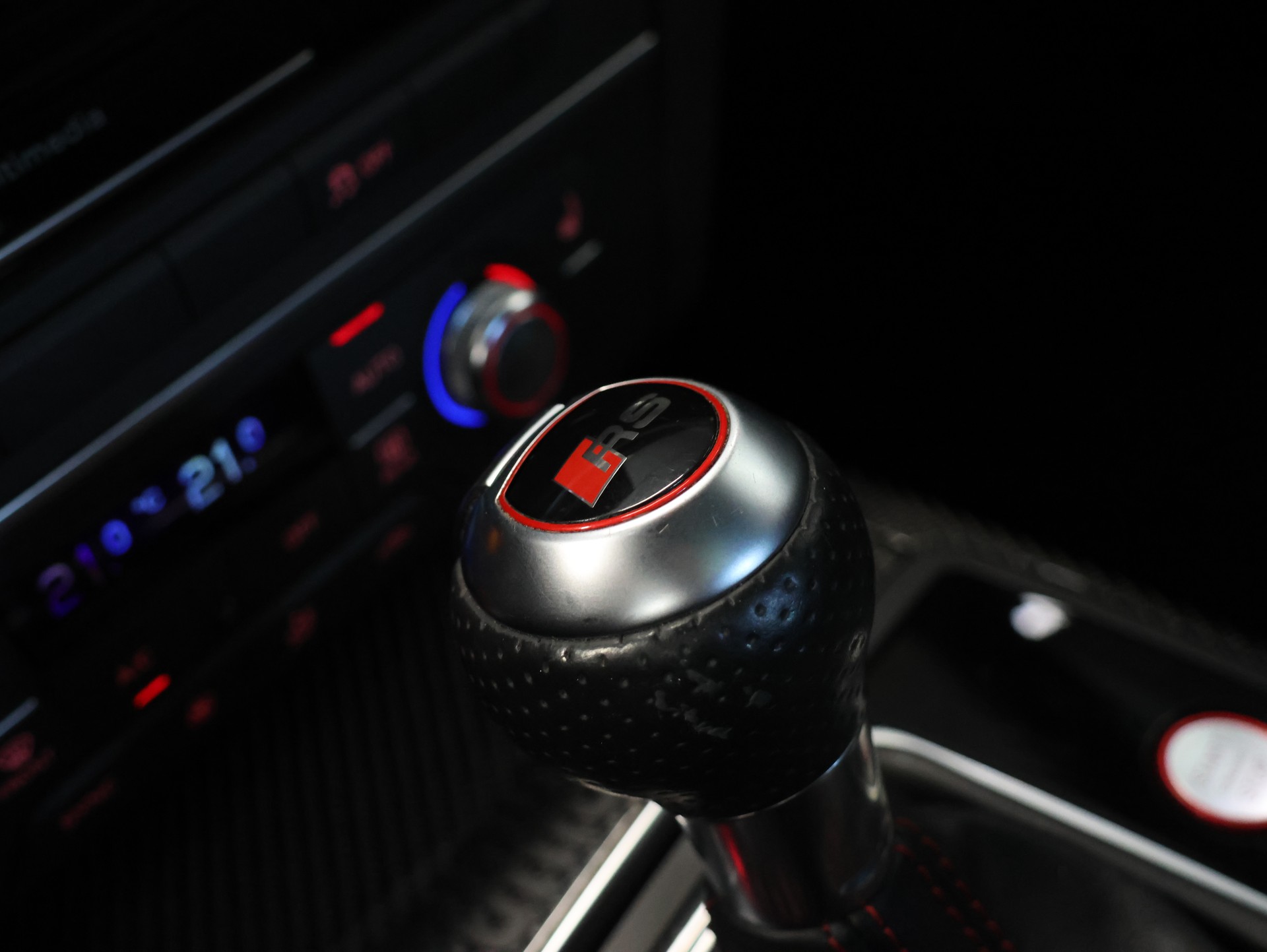 AUDI RS6 Avant 4.0 TFSI V8 performance quattro *DESIGN-PAKET CARBON*-image-29