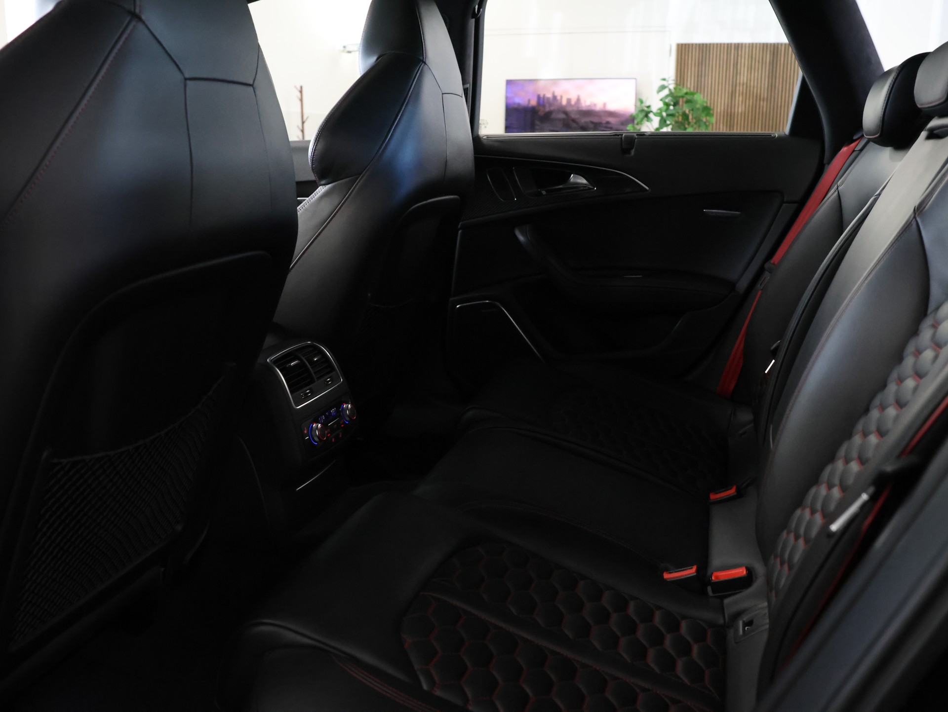 AUDI RS6 Avant 4.0 TFSI V8 performance quattro *DESIGN-PAKET CARBON*-image-36