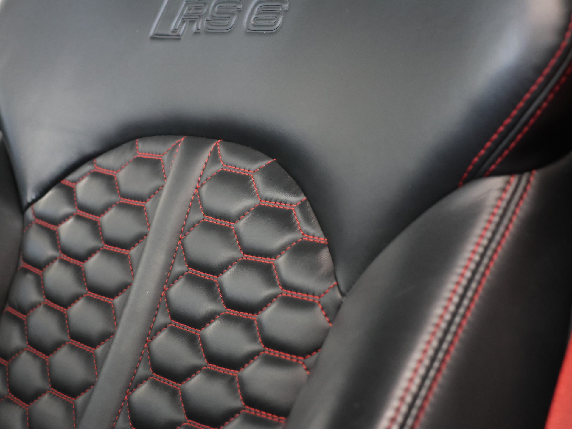 AUDI RS6 Avant 4.0 TFSI V8 performance quattro *DESIGN-PAKET CARBON*-image-18