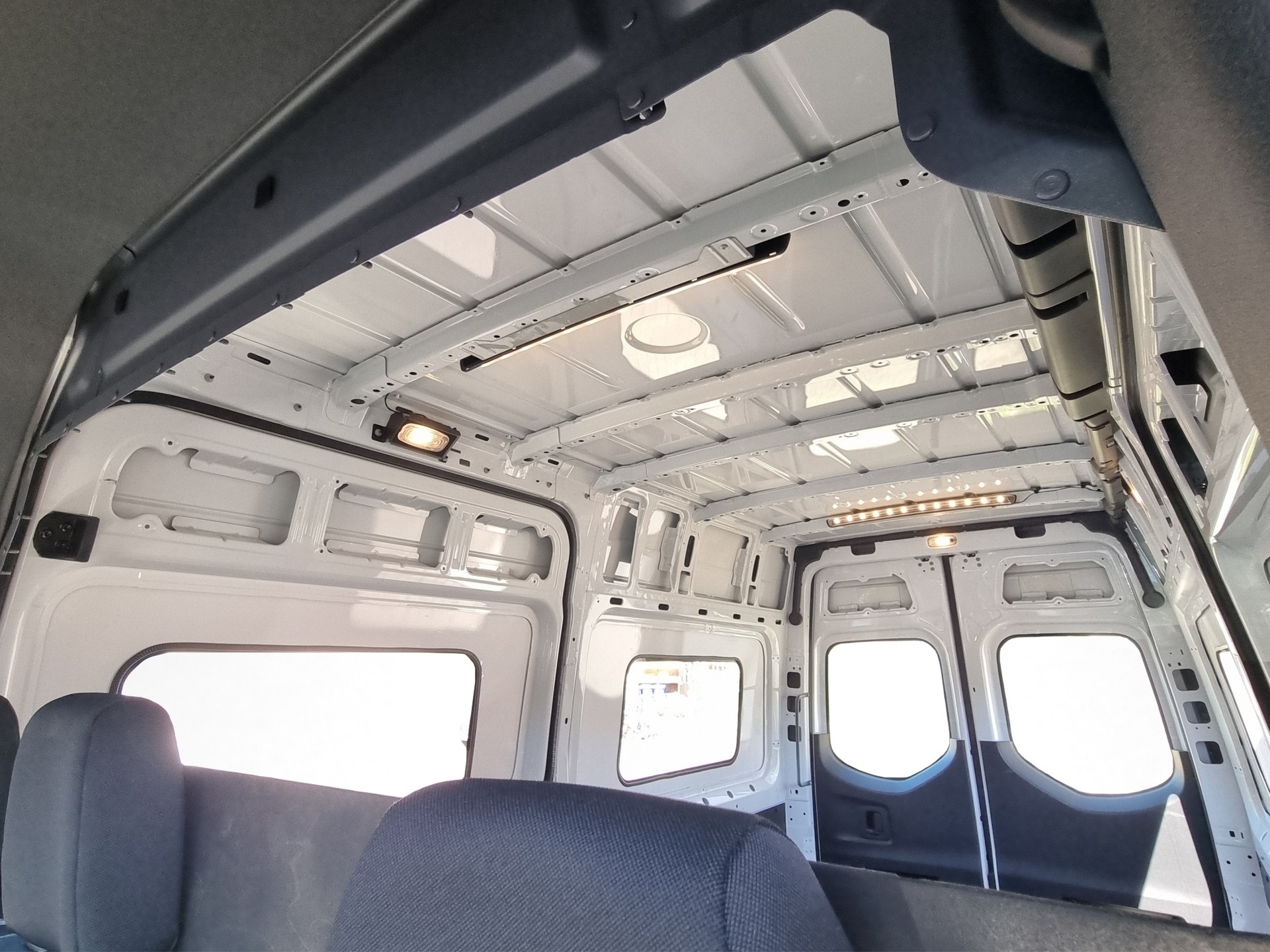 MERCEDES-BENZ eSprinter 320 56kWh StPro-image-12