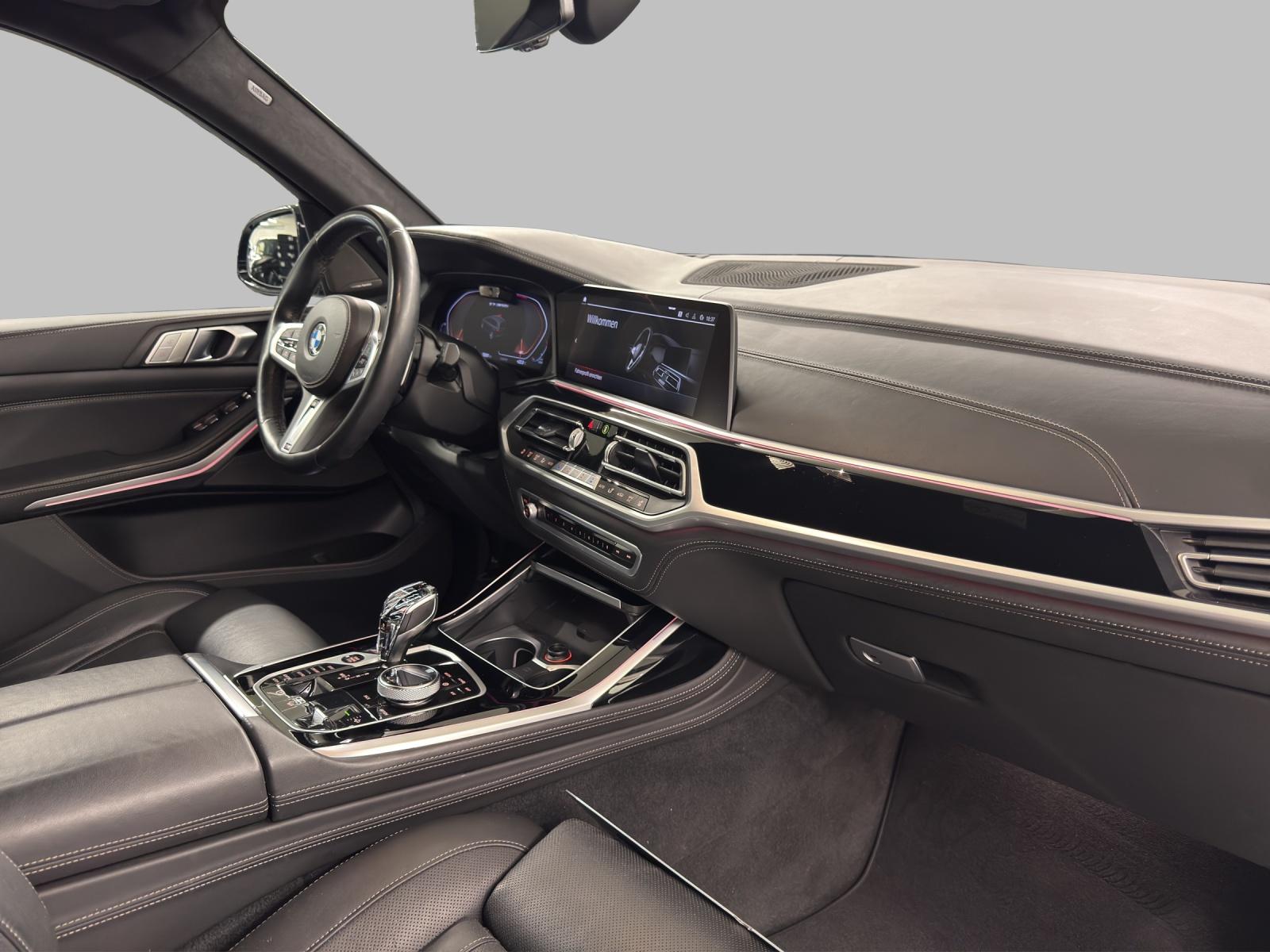 BMW X7 M50i-image-16