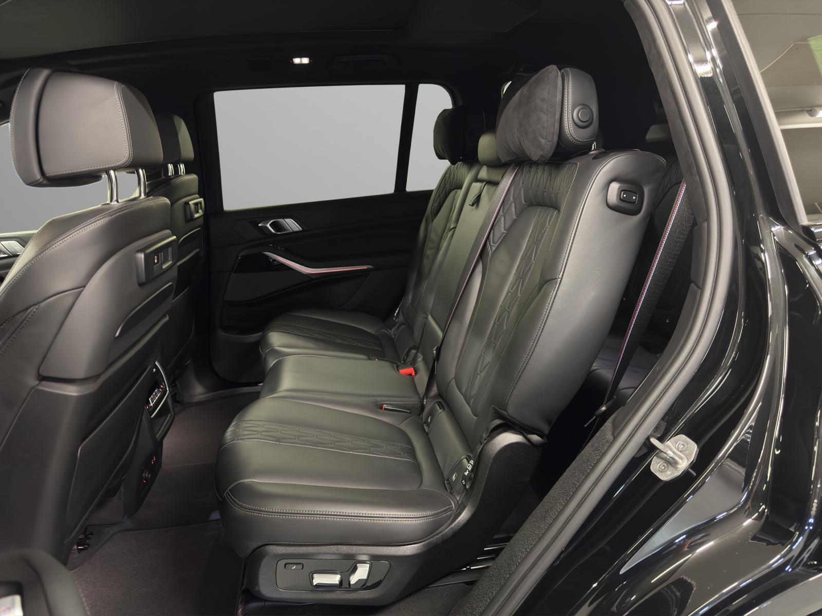 BMW X7 M50i-image-12