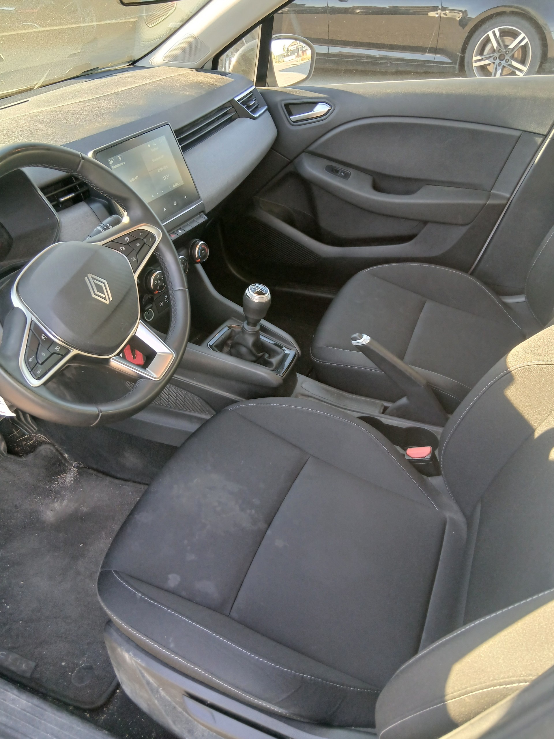 RENAULT Clio 1.0 Techno-image-9