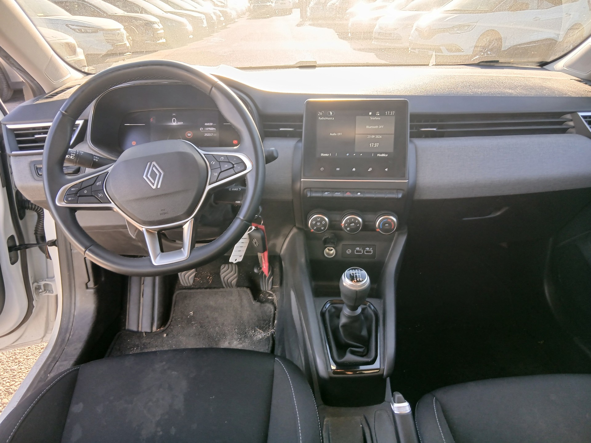 RENAULT Clio 1.0 Techno-image-8