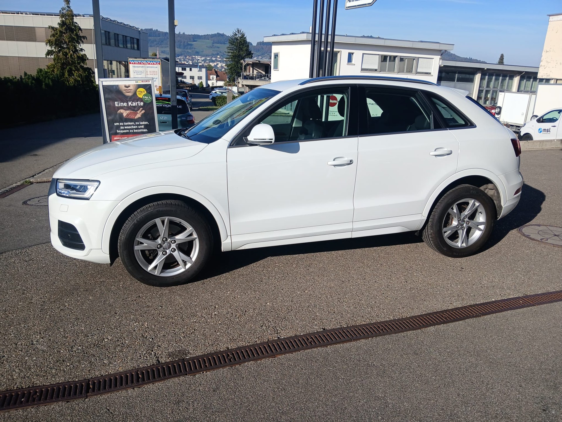 AUDI Q3 2.0 TFSI quattro S-tronic-image-2