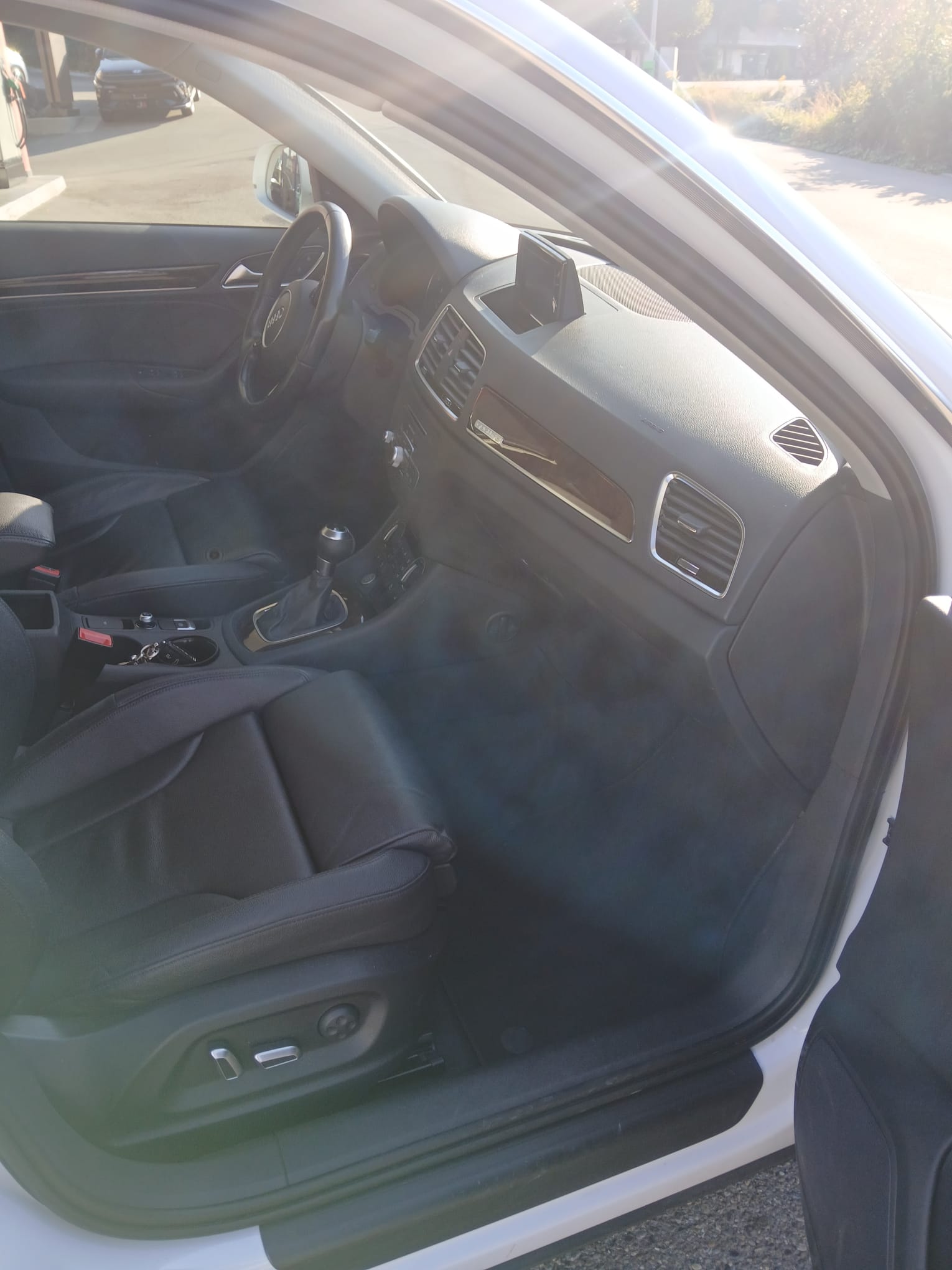 AUDI Q3 2.0 TFSI quattro S-tronic-image-3