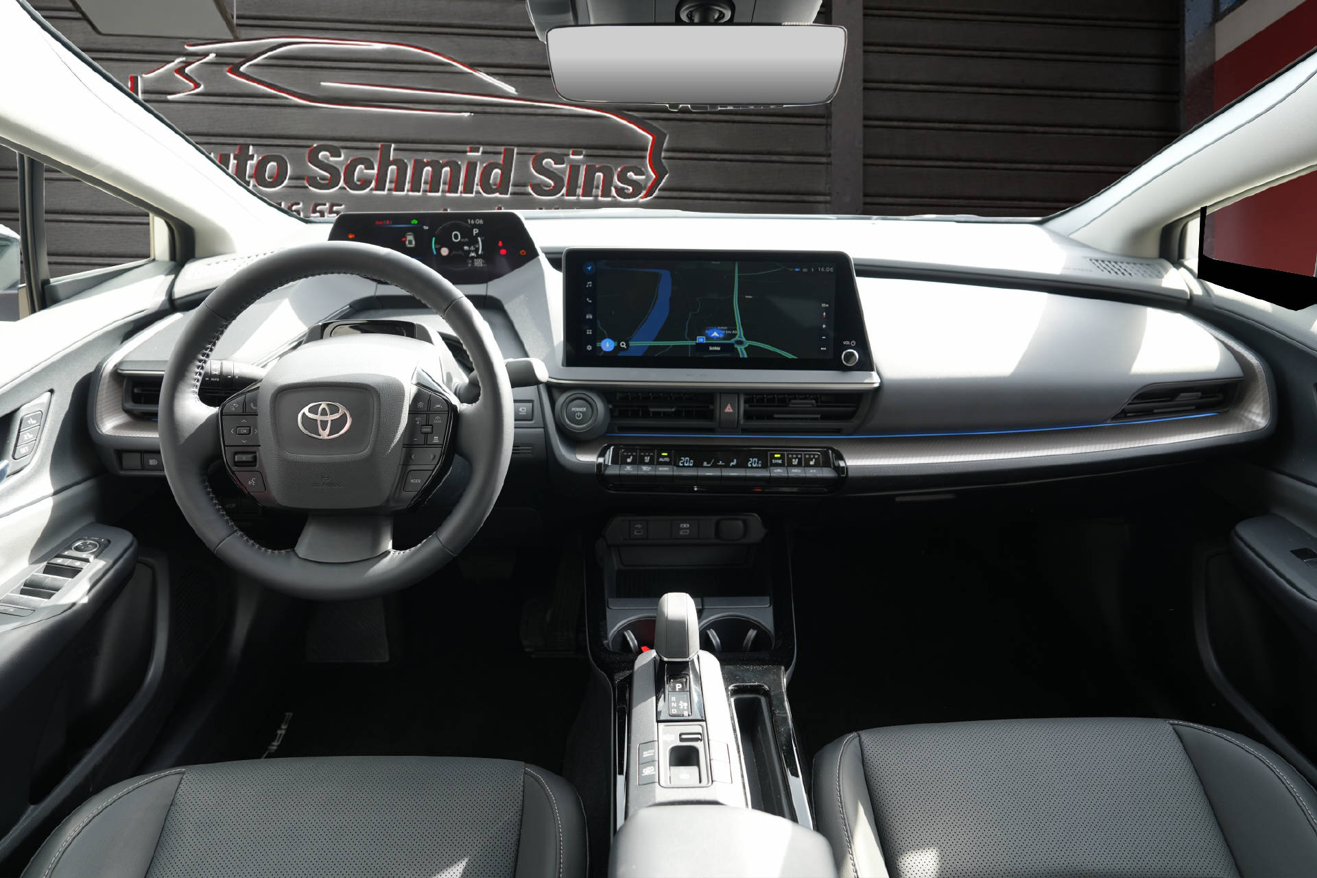TOYOTA Prius 2.0 Plug-In-Hybrid Style-image-4