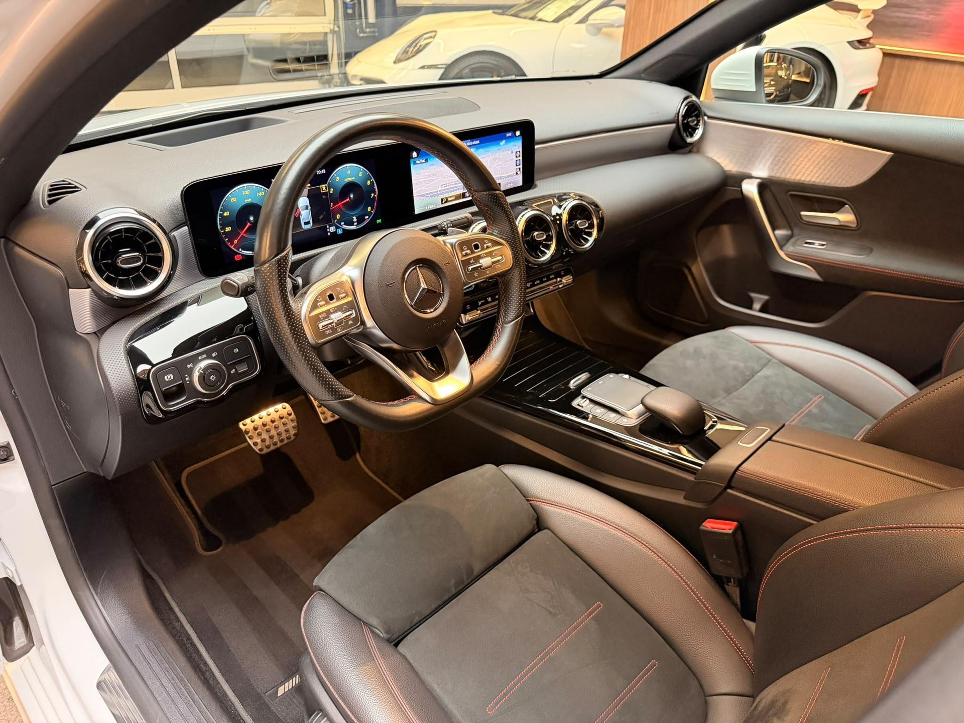 MERCEDES-BENZ A-Klasse V177 Limousine A 200 AMG Line-image-18