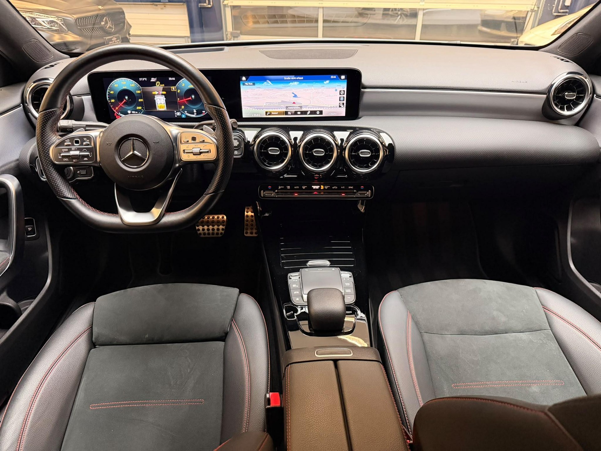 MERCEDES-BENZ A-Klasse V177 Limousine A 200 AMG Line-image-13