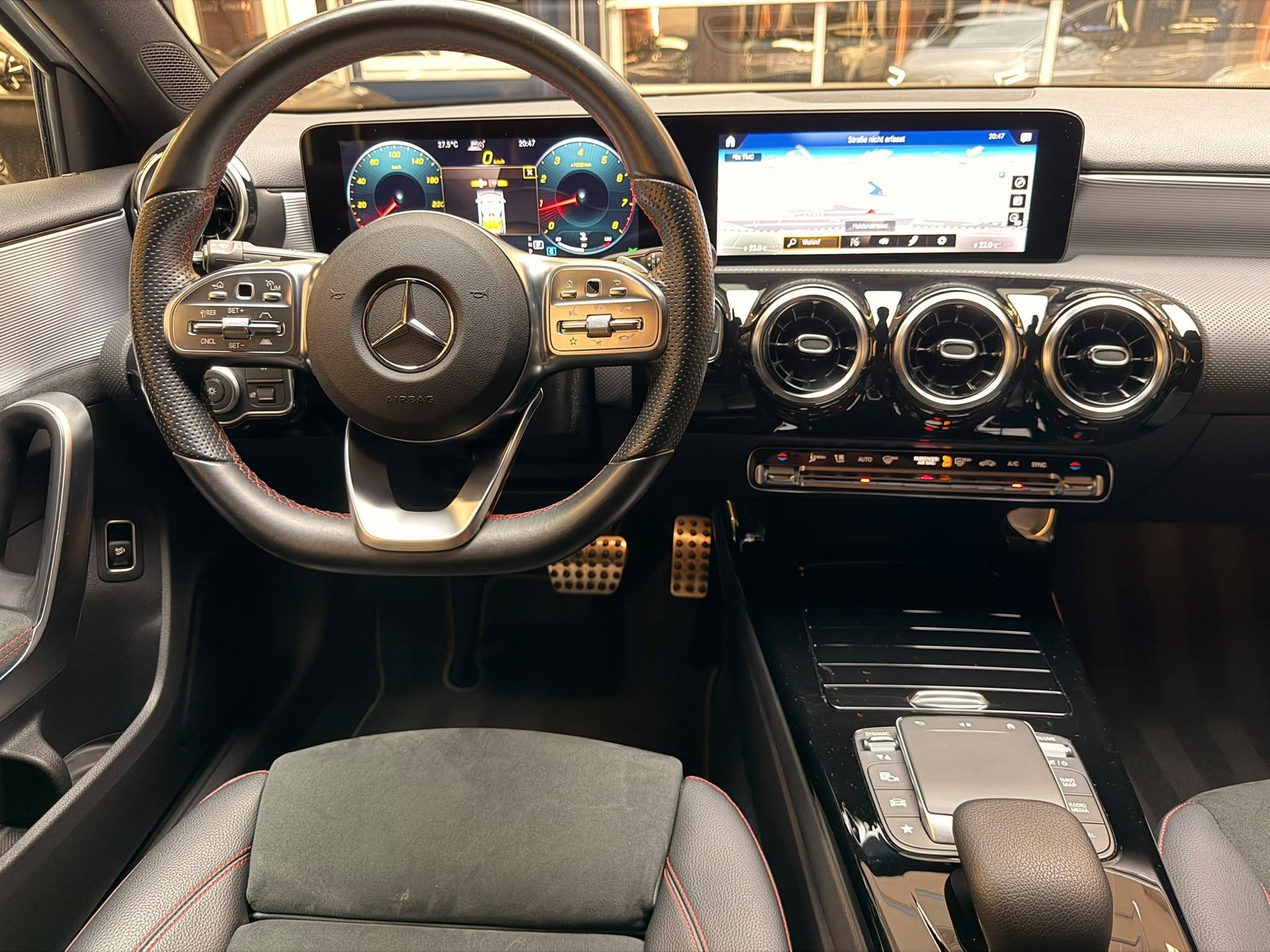MERCEDES-BENZ A-Klasse V177 Limousine A 200 AMG Line-image-16