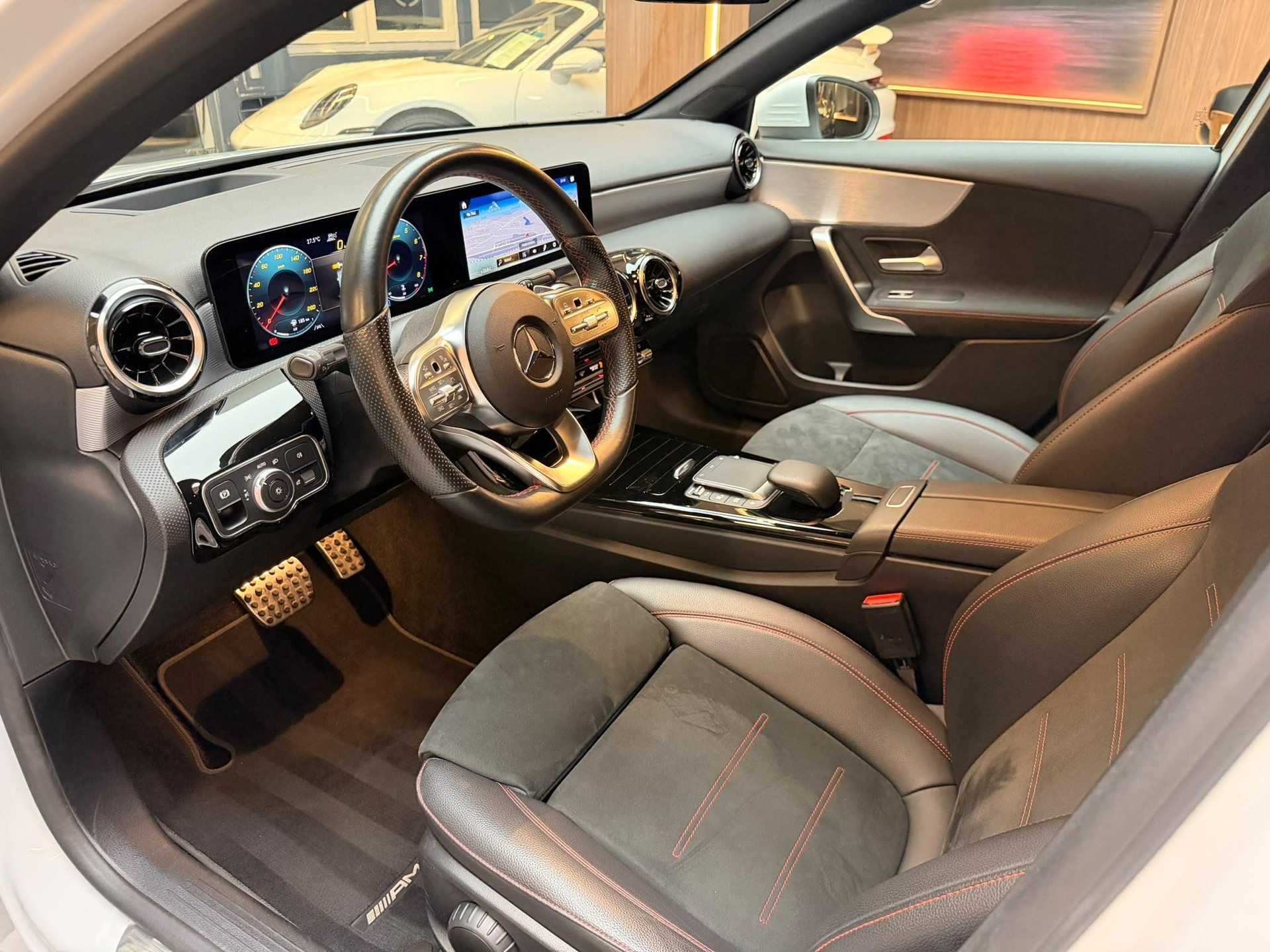 MERCEDES-BENZ A-Klasse V177 Limousine A 200 AMG Line-image-17