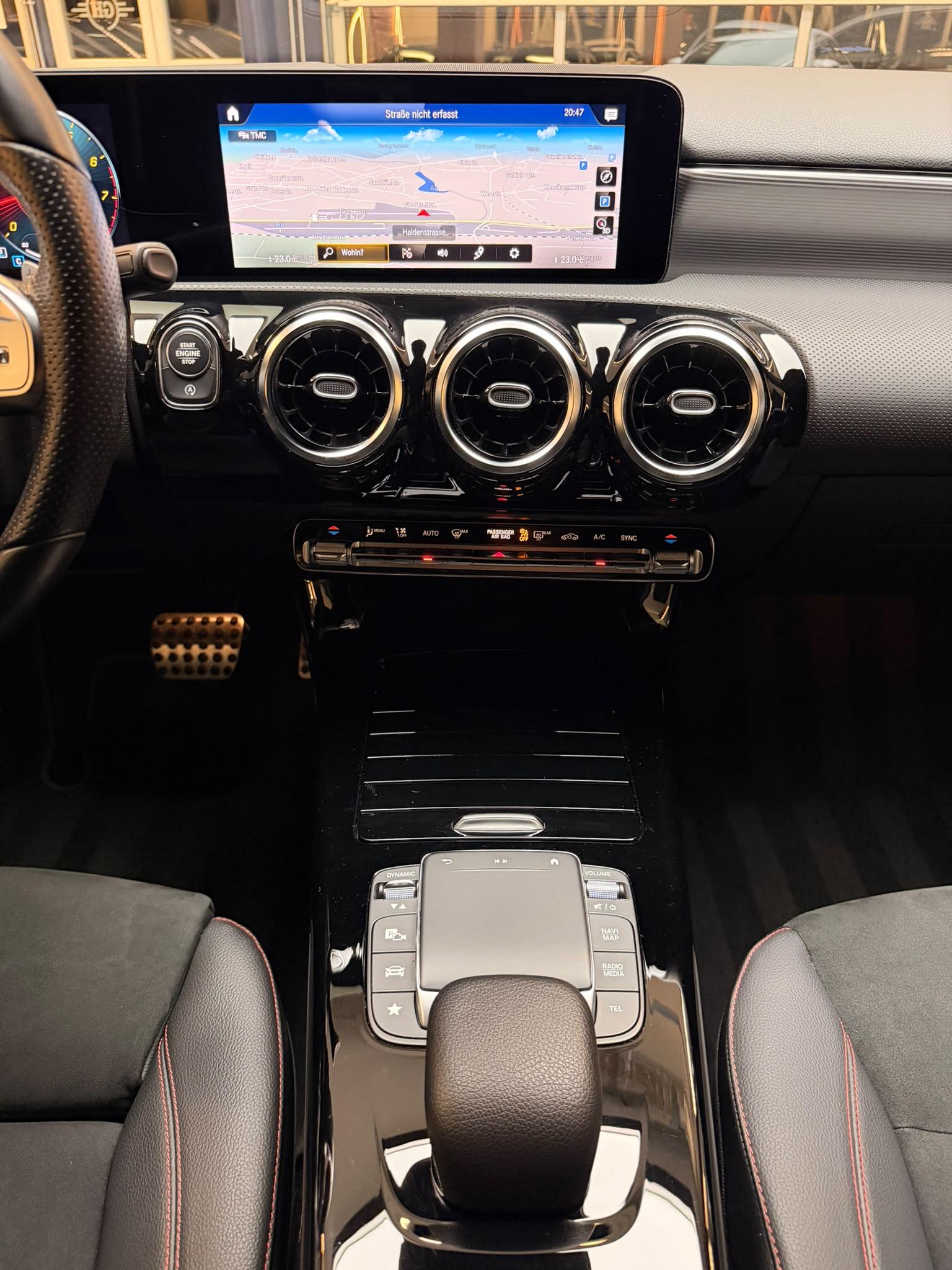 MERCEDES-BENZ A-Klasse V177 Limousine A 200 AMG Line-image-15