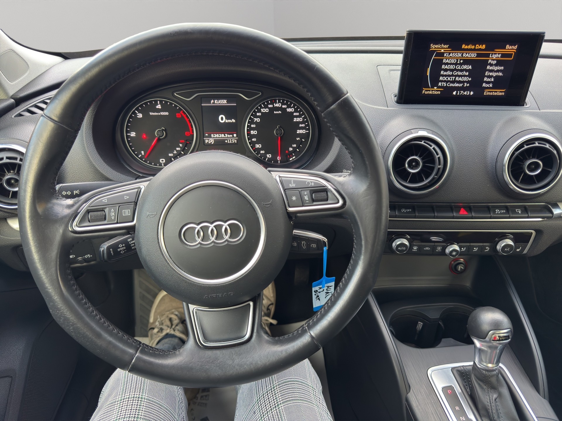 AUDI A3 2.0 TDI Ambiente quattro S-tronic-image-12