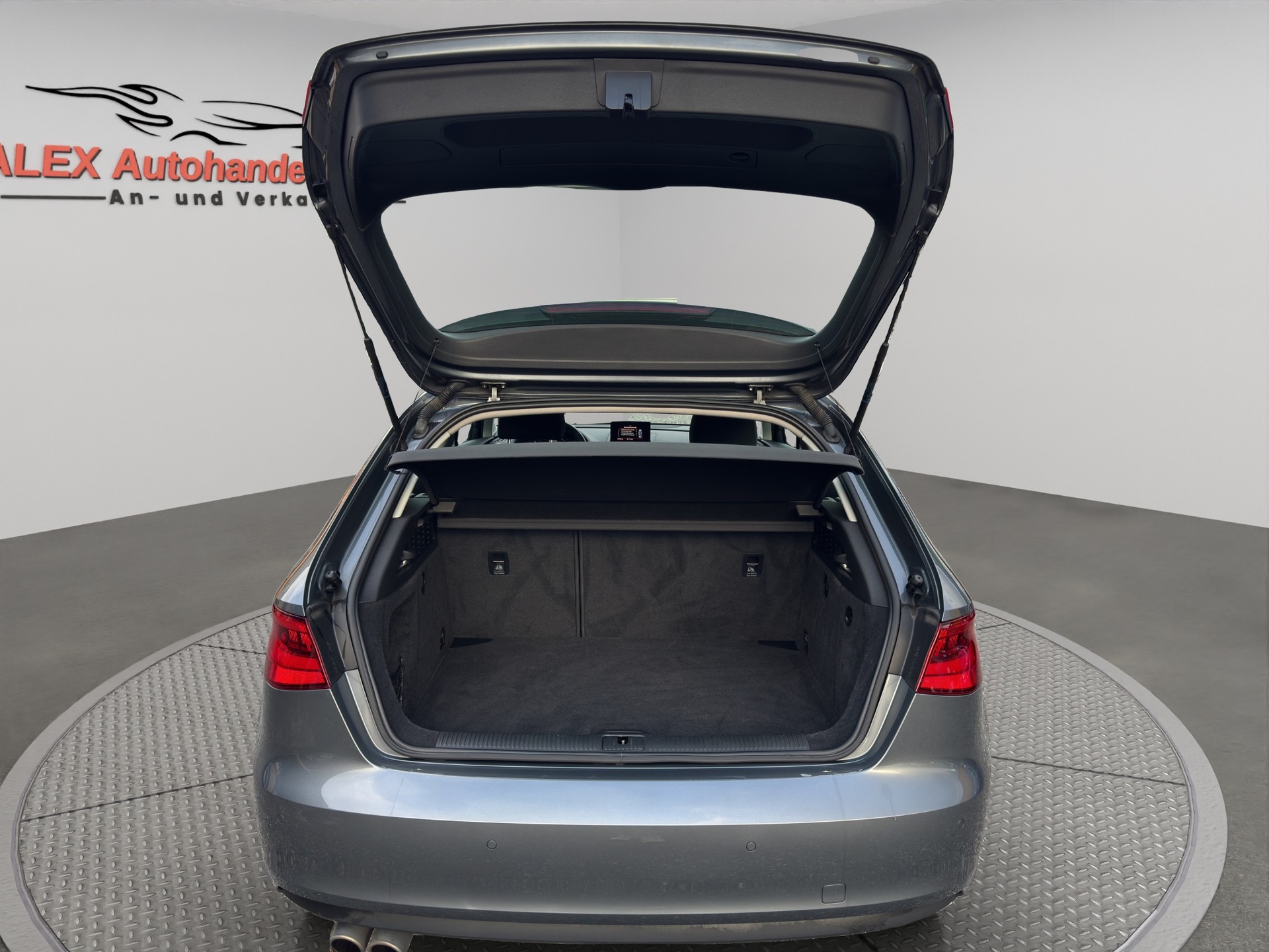 AUDI A3 2.0 TDI Ambiente quattro S-tronic-image-5