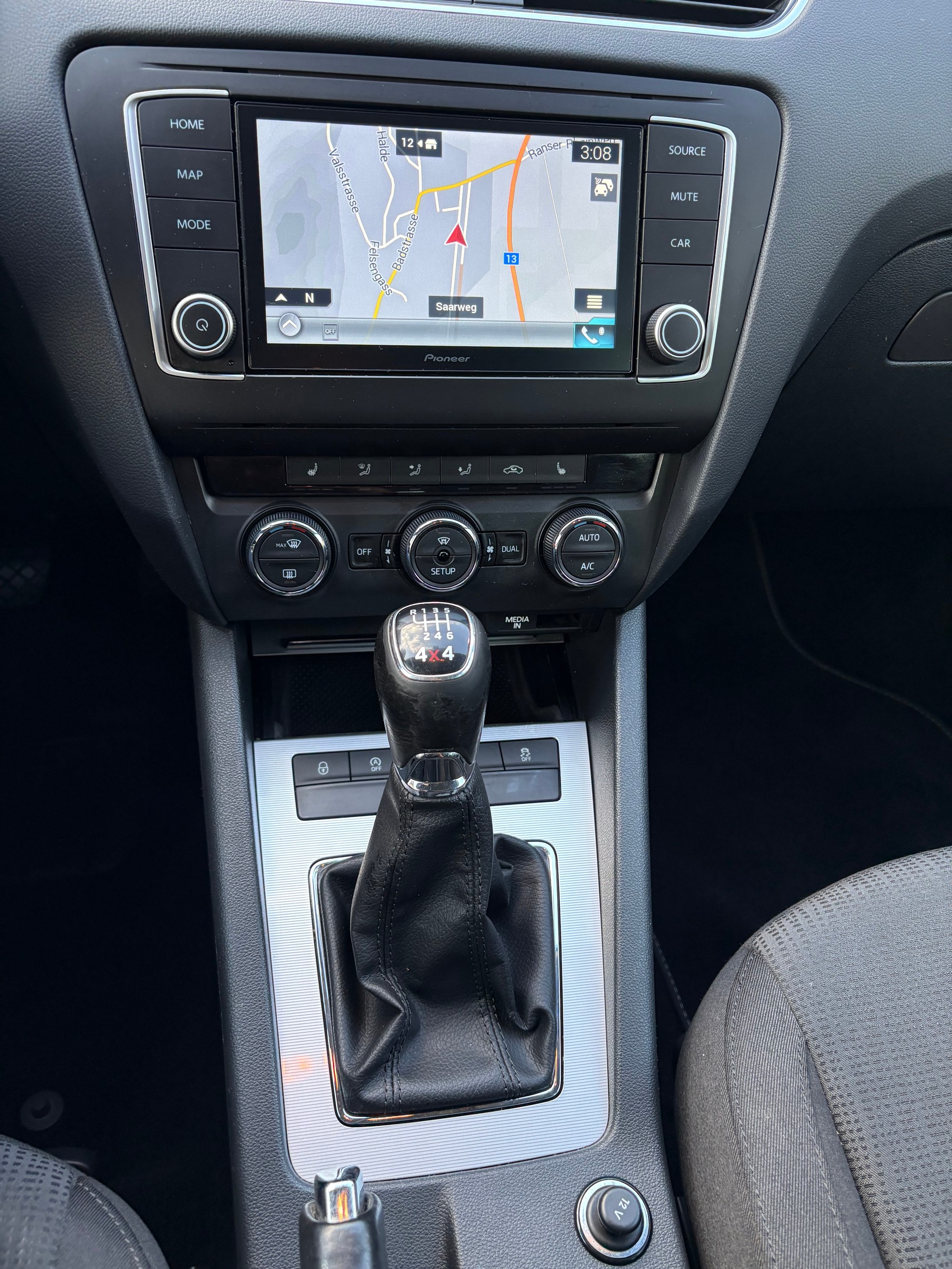 SKODA Octavia Combi 2.0 TDI Ambition 4x4-image-8