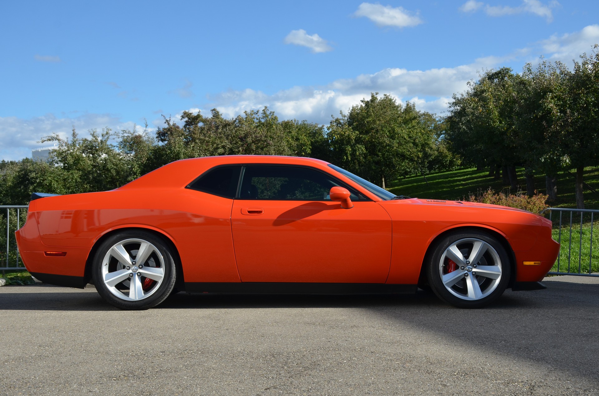 DODGE SRT 8-image-2