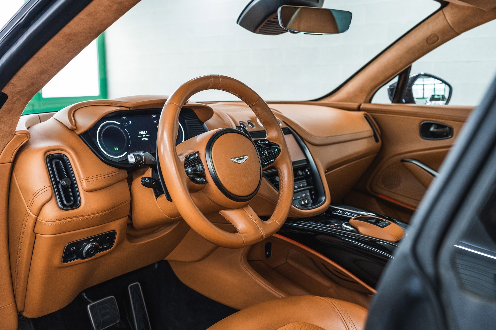ASTON MARTIN DBX 4.0 V8-image-10