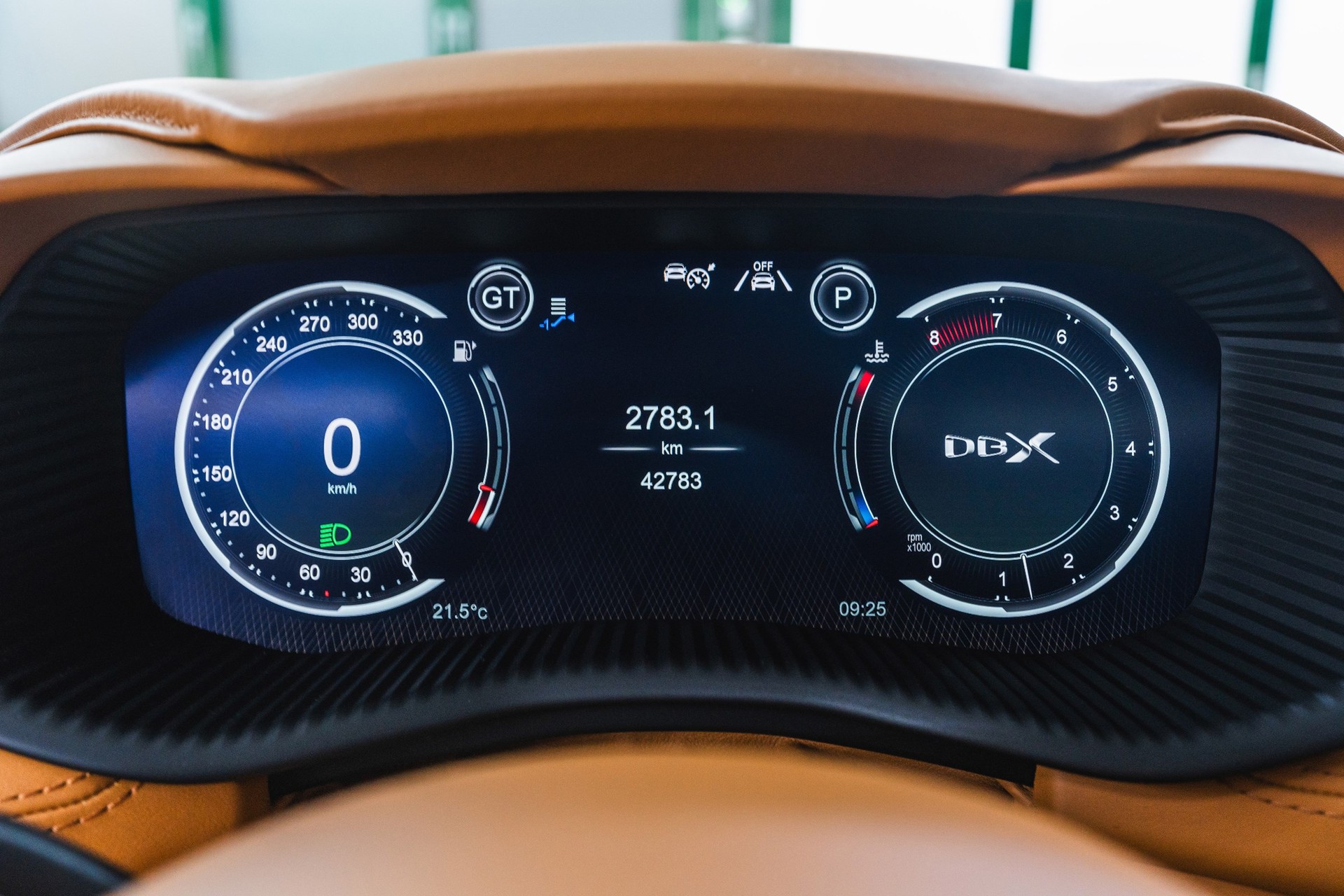 ASTON MARTIN DBX 4.0 V8-image-17